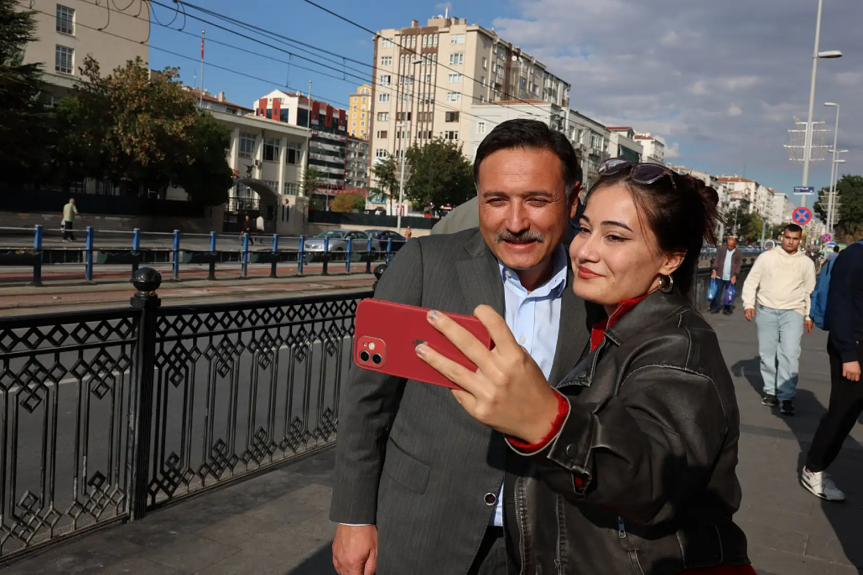 Kayserili esnaf Vali'yi görünce kolonya tuttu!
