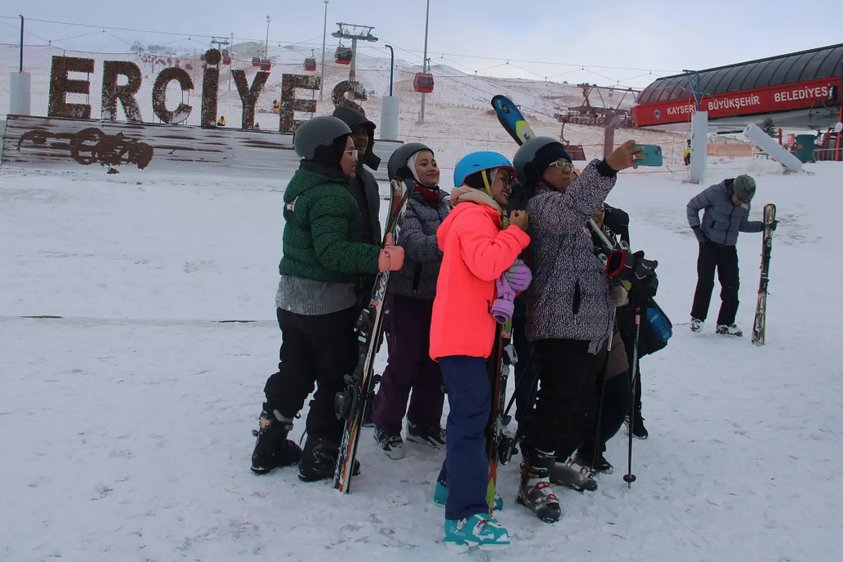 Kayakseverler sezonun ilk gününde pistin tadını çıkardı