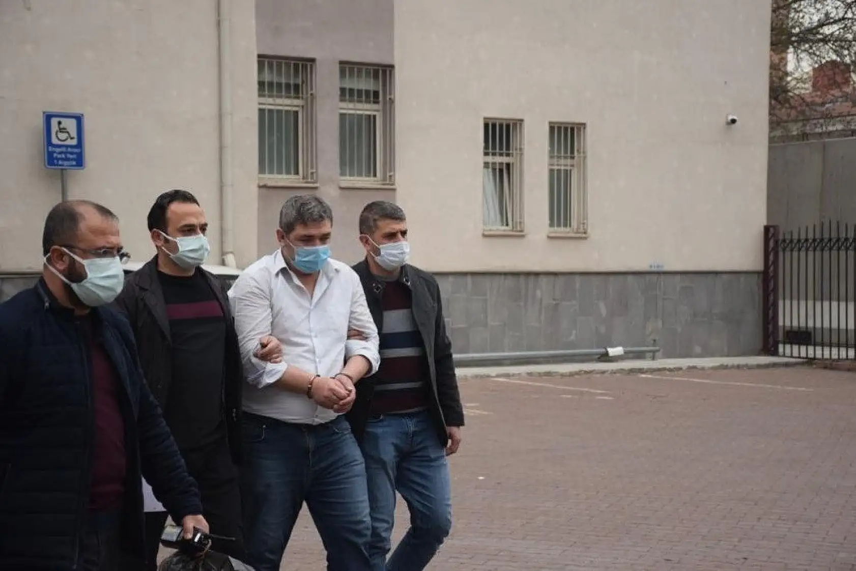 Kıskançlık nedeniyle eşini vahşice öldürdü