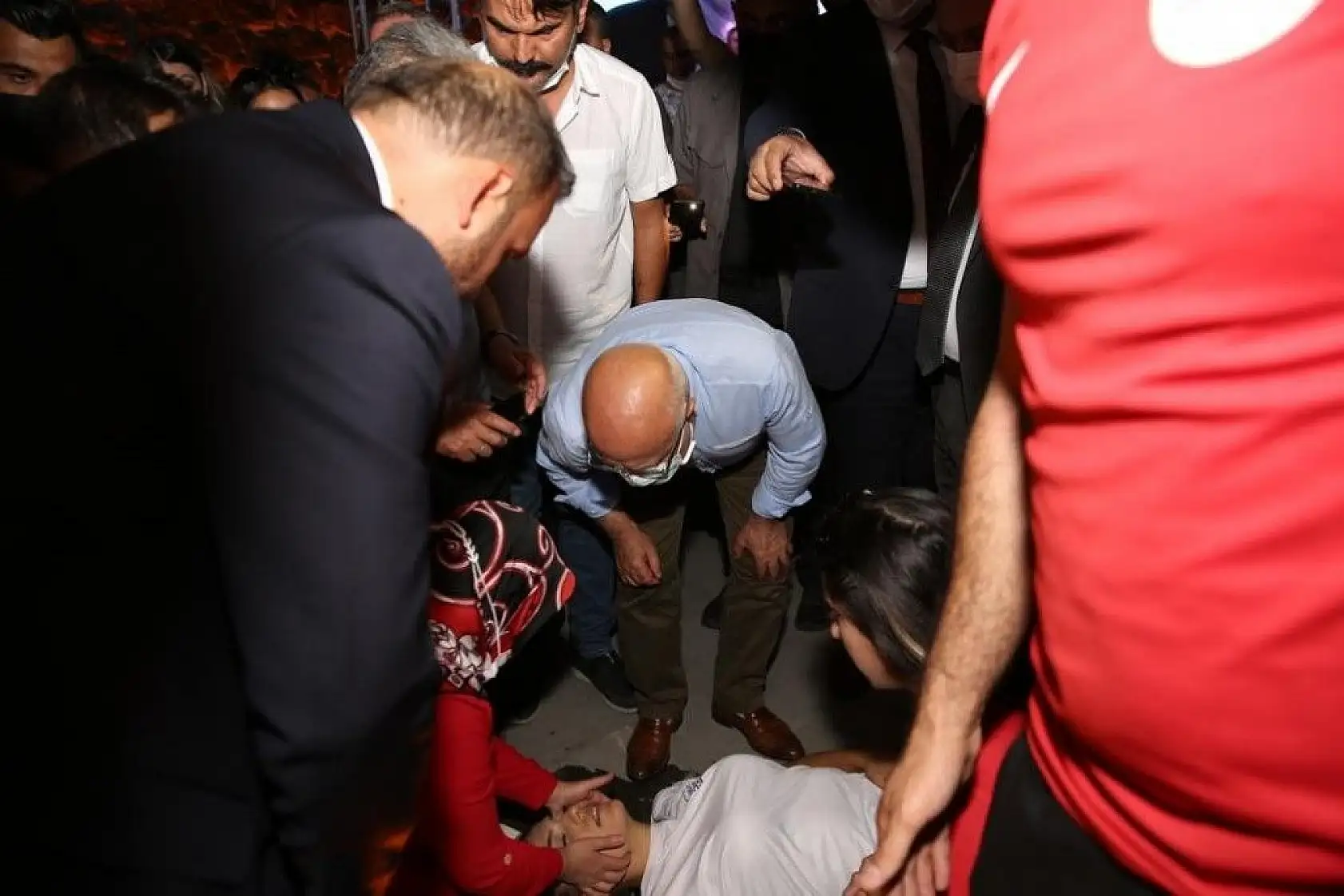 Bir anda bayıldı