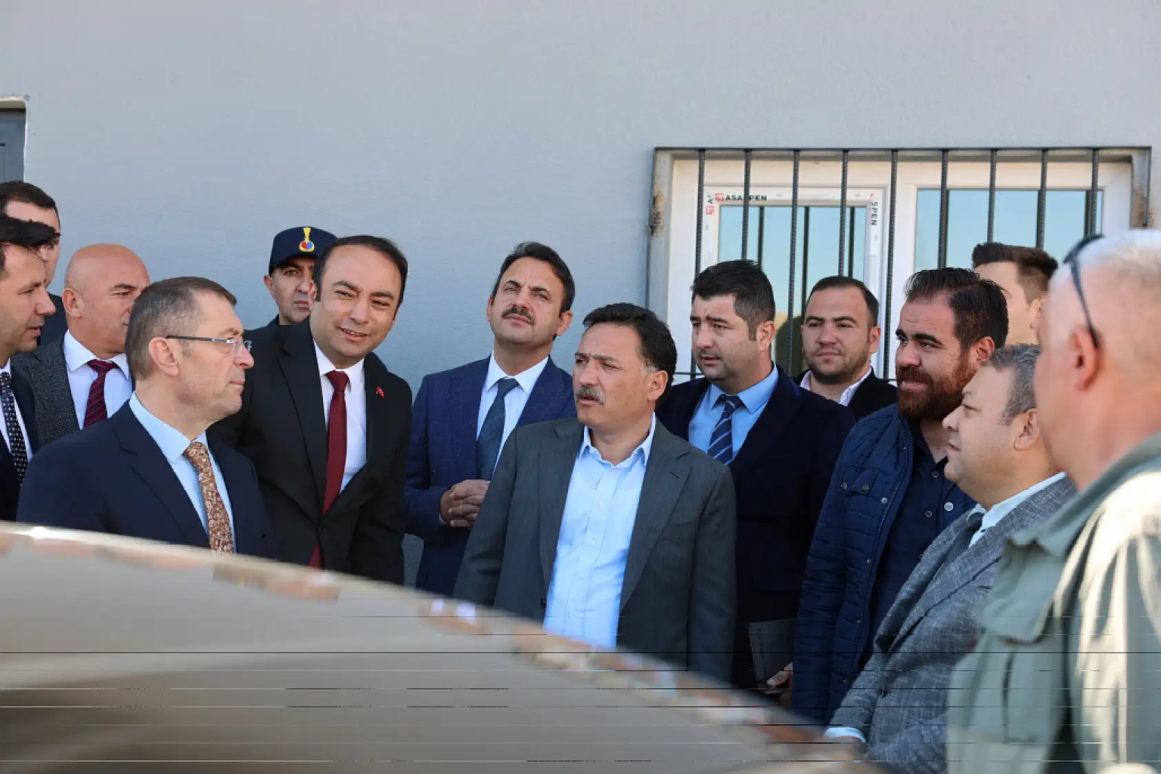 Kayserili esnaf Vali'yi görünce kolonya tuttu!