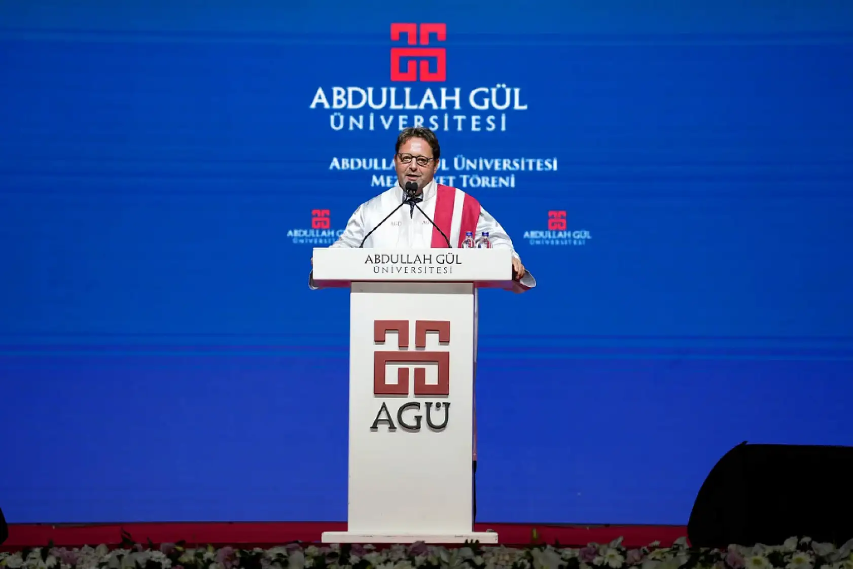 Abdullah Gül Üniversitesi mezuniyet töreninde öğrencilerden manidar pankartlar