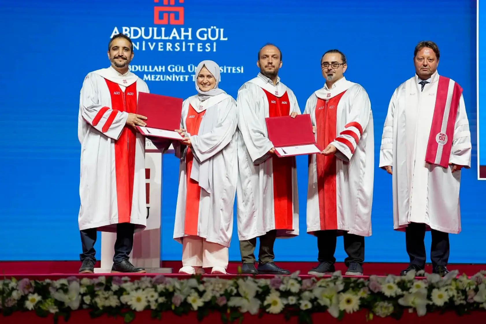 Abdullah Gül Üniversitesi mezuniyet töreninde öğrencilerden manidar pankartlar