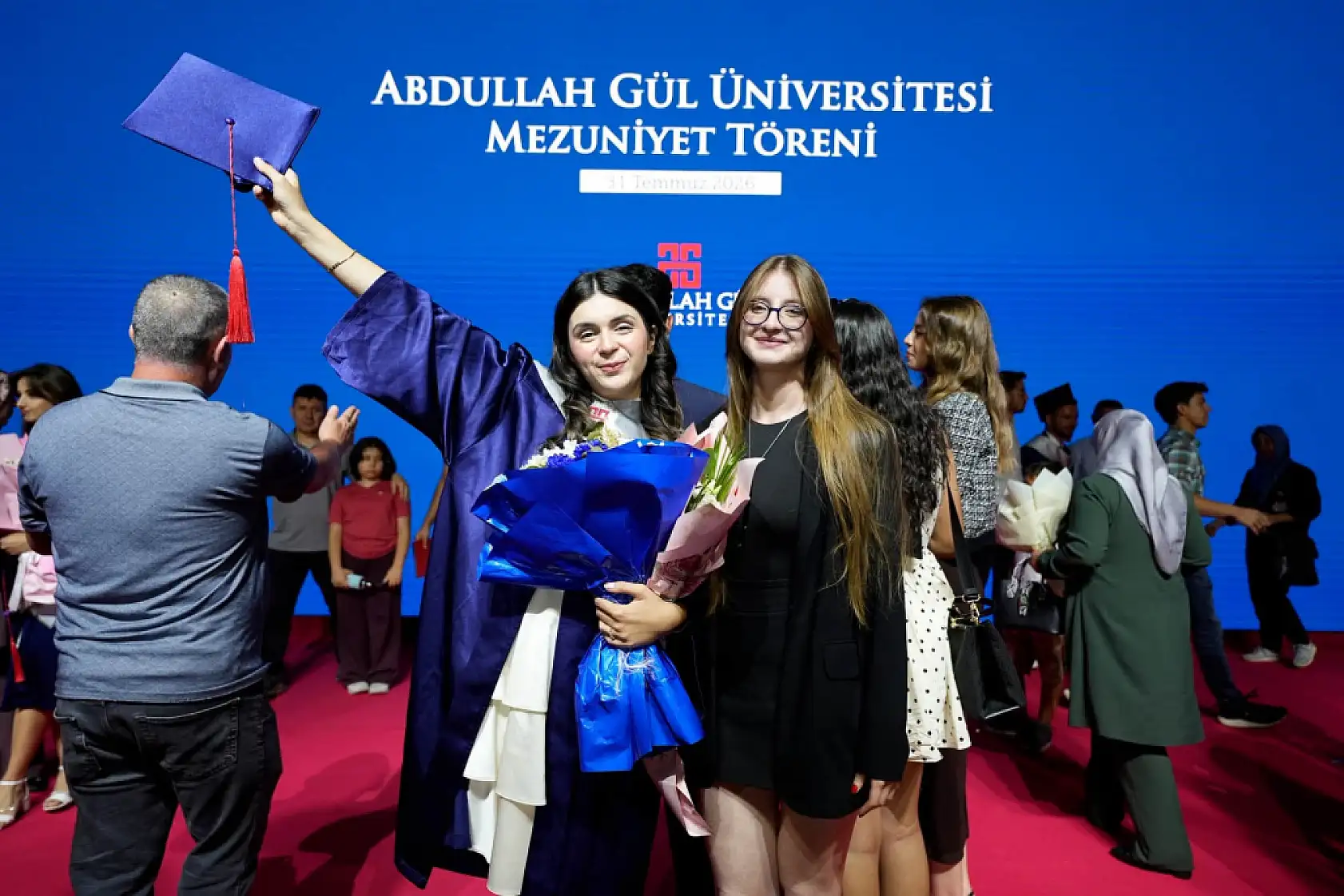 Abdullah Gül Üniversitesi mezuniyet töreninde öğrencilerden manidar pankartlar