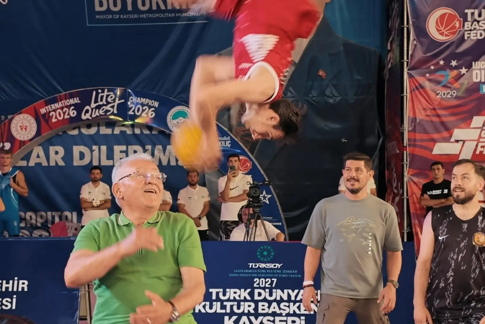 Başkan Büyükkılıç pas attı, dev adamlar smaç bastı!
