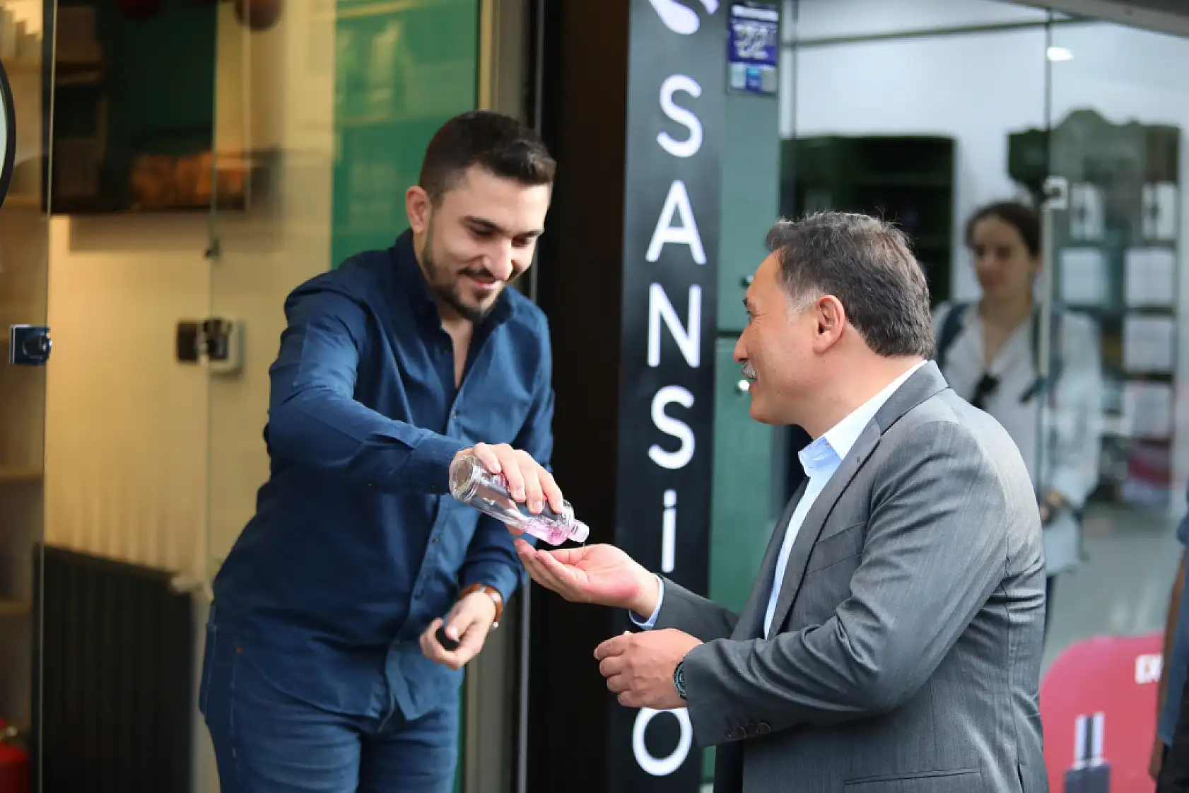 Kayserili esnaf Vali'yi görünce kolonya tuttu!