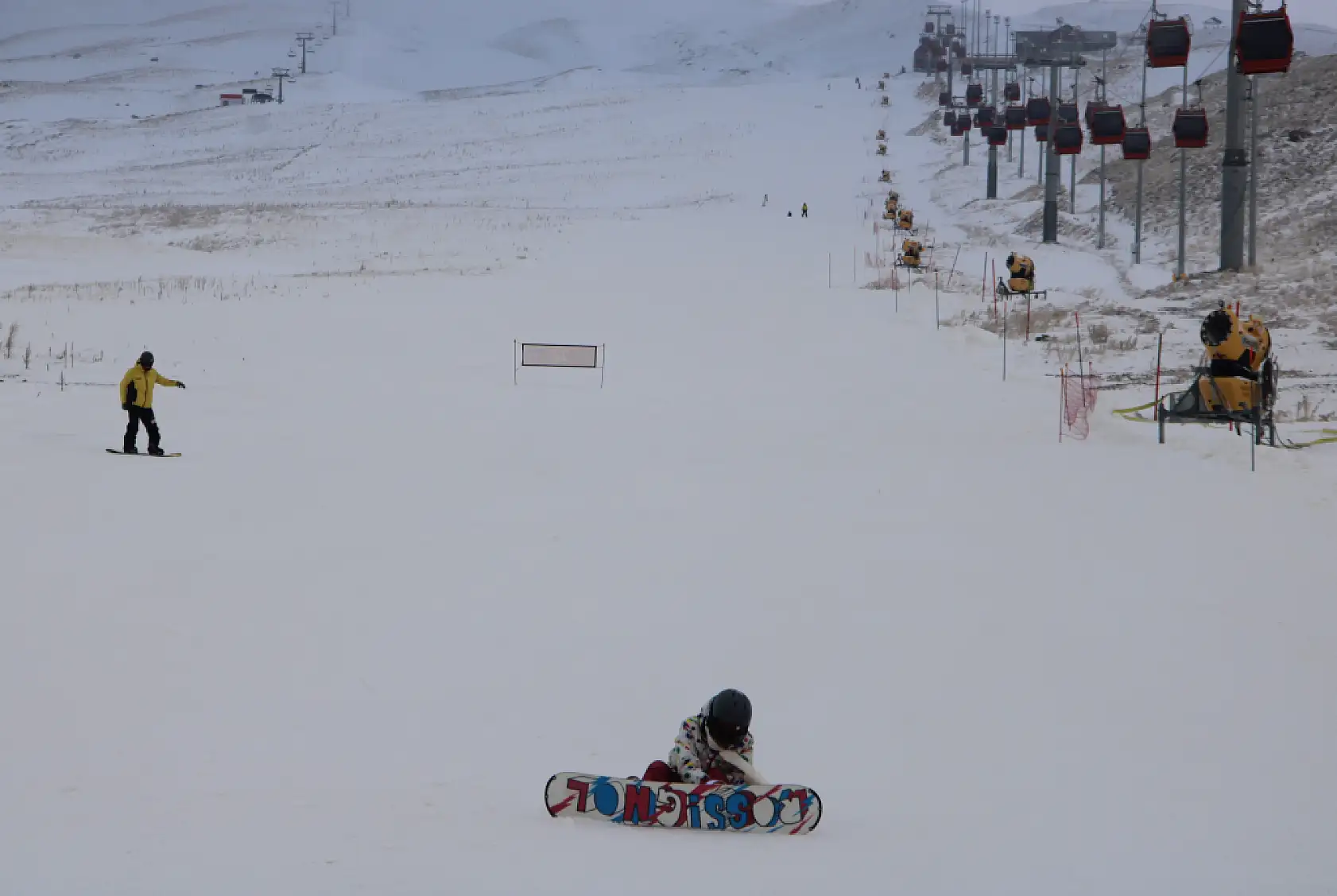 Kayakseverler sezonun ilk gününde pistin tadını çıkardı
