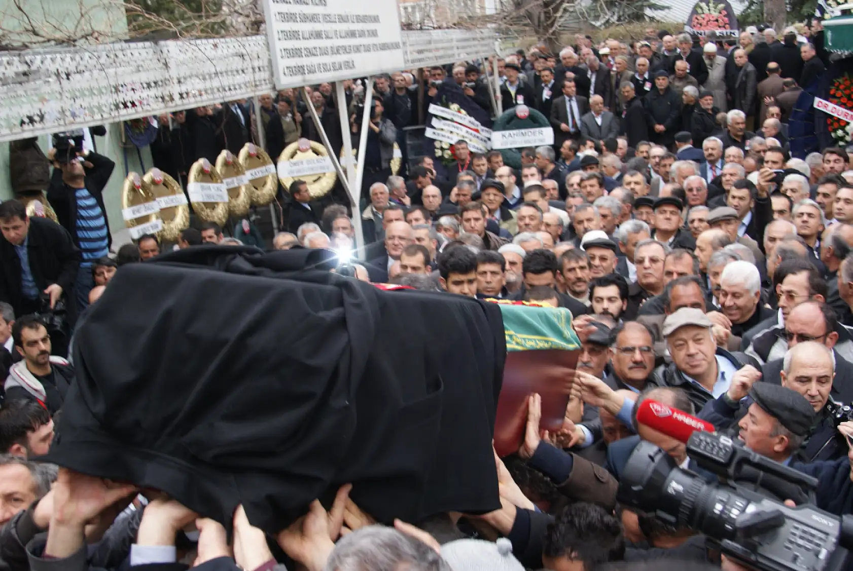 Kayseri'de 13 yıl önce 'Efsane Başkanın' cenaze töreninde neler yaşandı! İşte o tarihi günden geriye kalan fotoğraflar