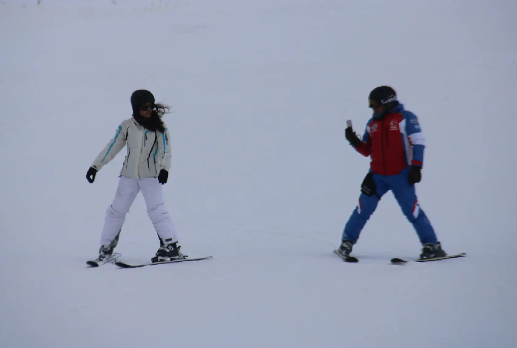 Kayakseverler sezonun ilk gününde pistin tadını çıkardı