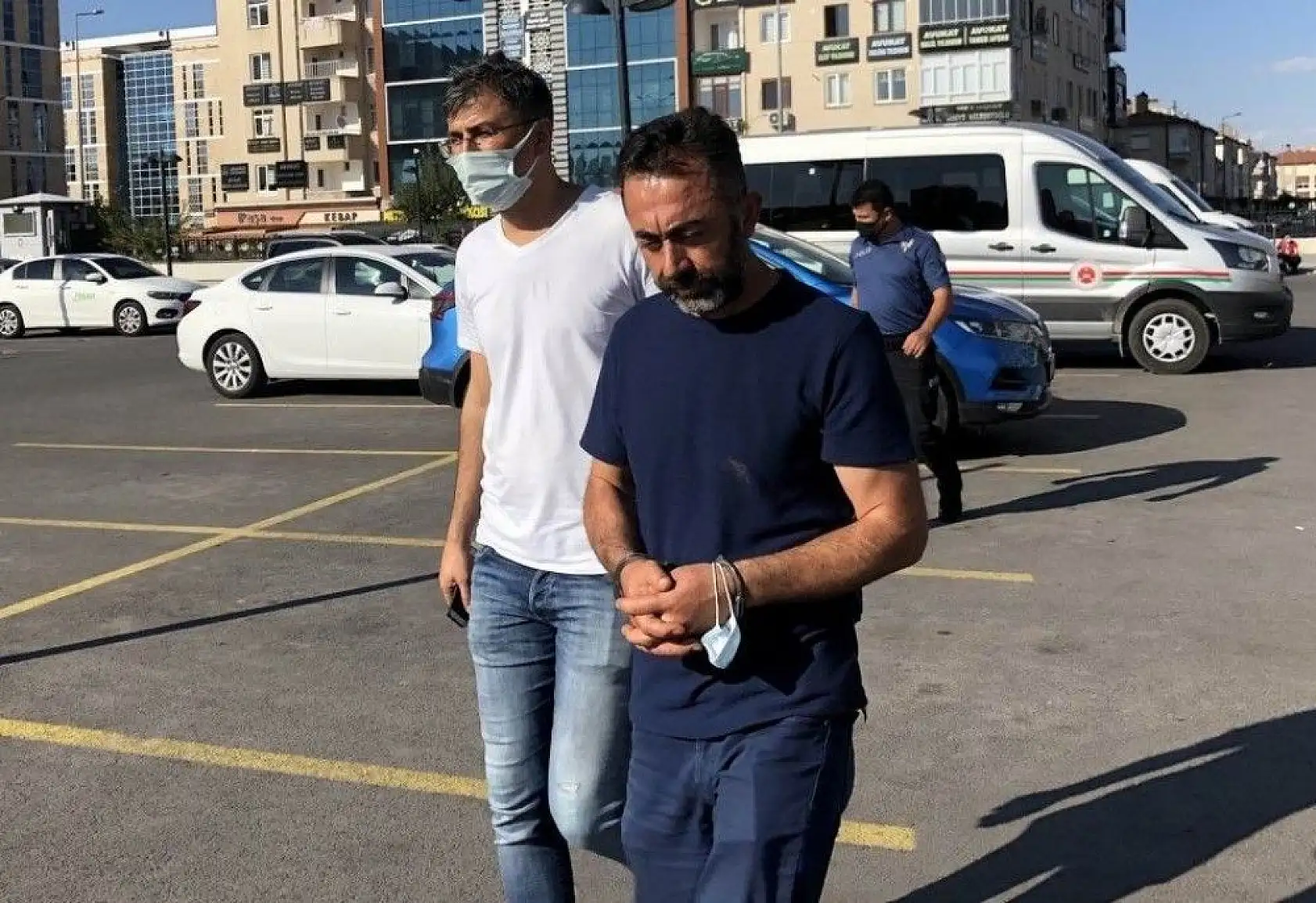 Boşandığı eşini 7 yerinden bıçakladı