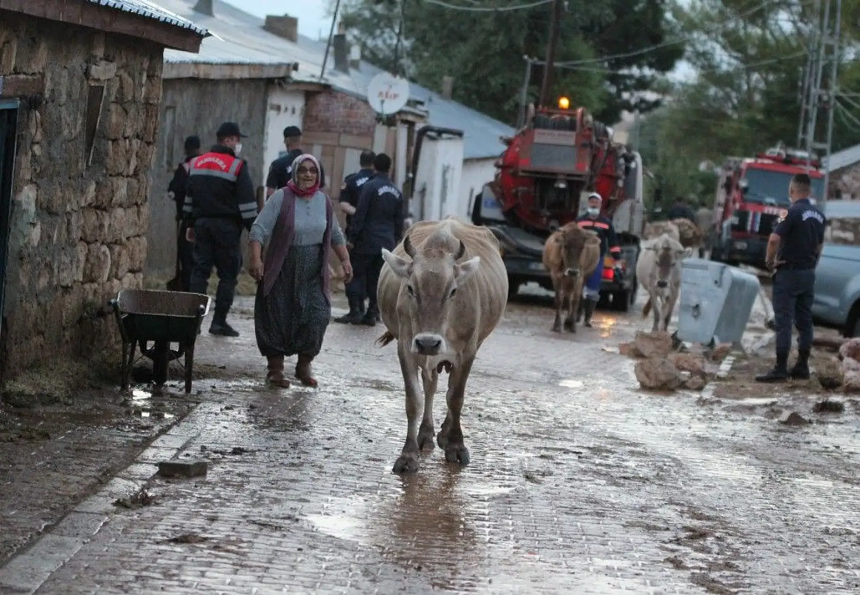 Mahalleyi sel bastı