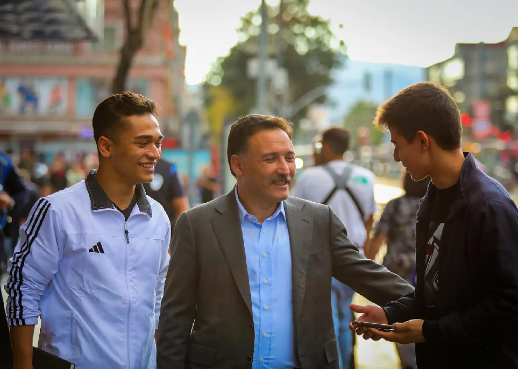 Kayserili esnaf Vali'yi görünce kolonya tuttu!