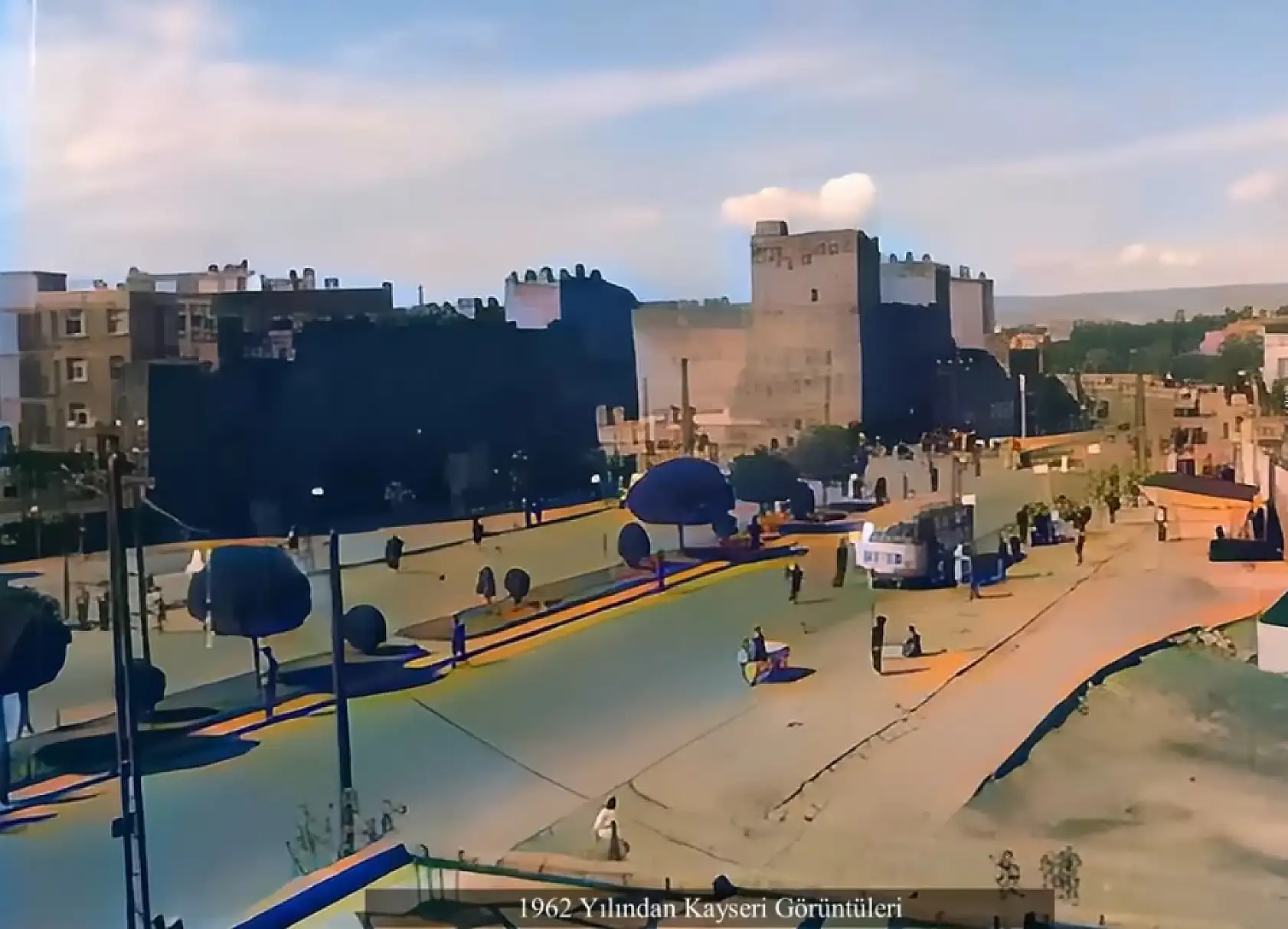 Kayseri'nin 62 yıl önceki renklendirilmiş görüntüleri ortaya çıktı! Bakın o zamanlar şehir ve insanlar nasılmış?