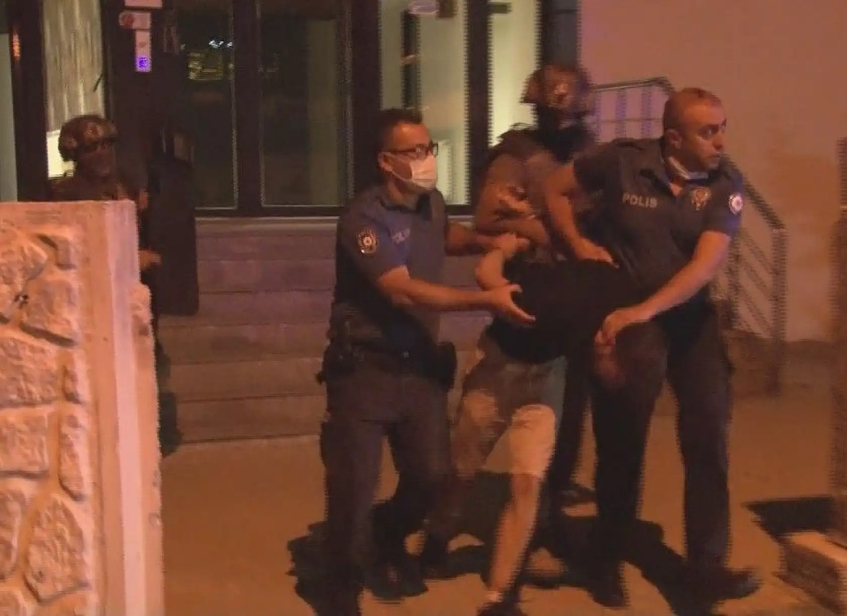 Ailesinin haber alamadığı kadın operasyonla kurtarıldı!