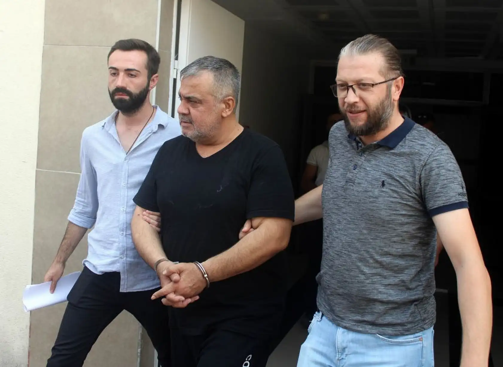 Ünlü sanatçı Metin Işık ve oğlu adliyede