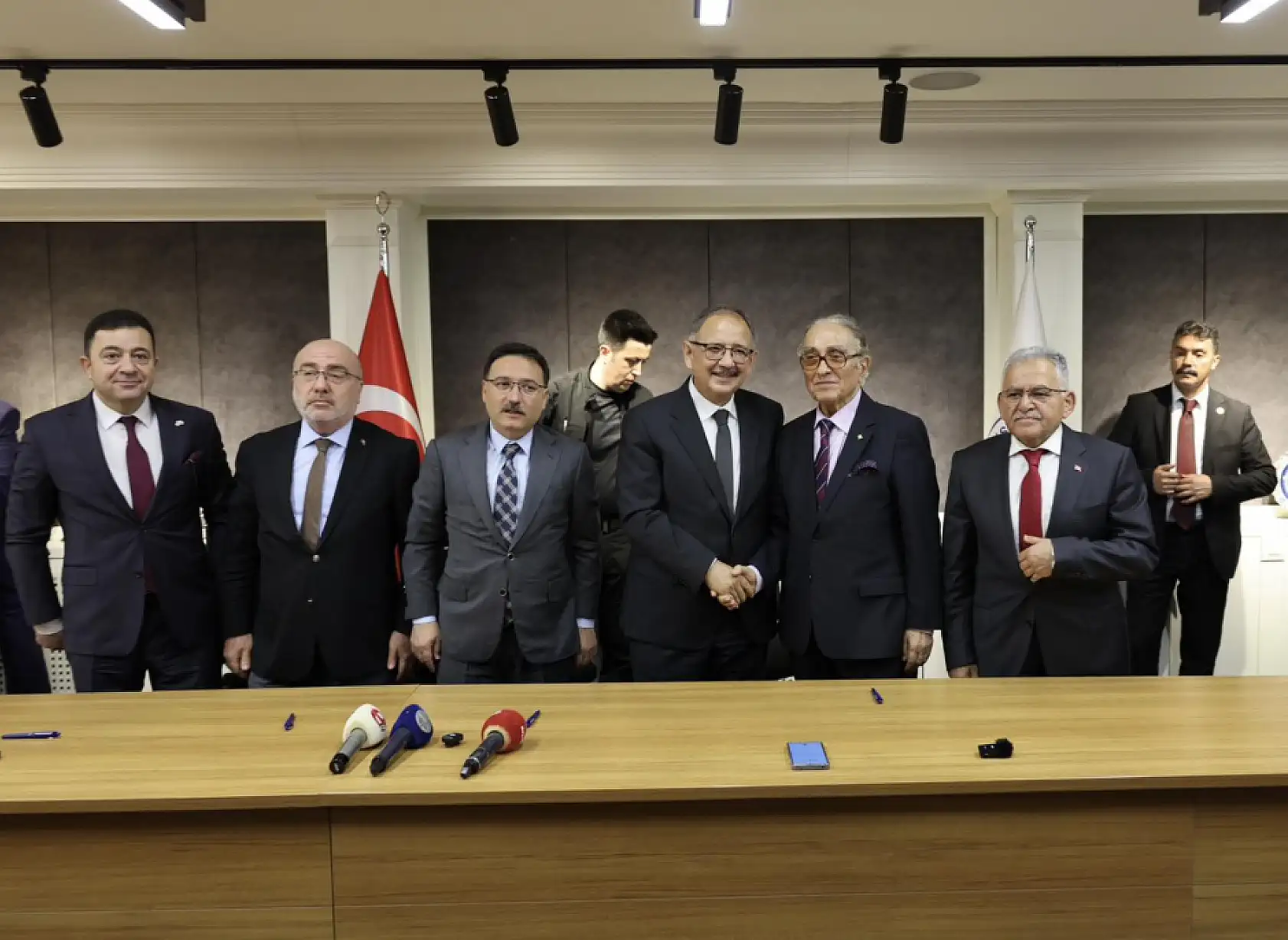 Kayseri'ye 700 milyonluk camii sözü vermişti! İstanbul'daki milyonluk arsası ile de konuşulan o iş adamı bakın nerede görüldü