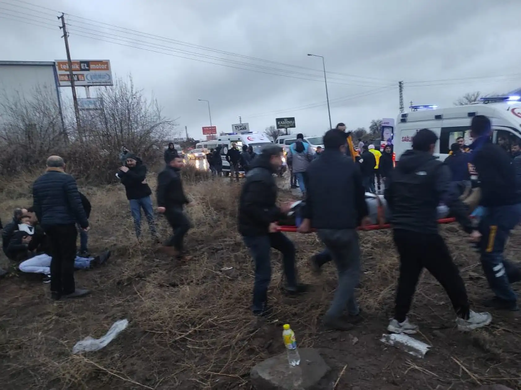 İşçi servisi takla attı: 1'i ağır 22 yaralı var