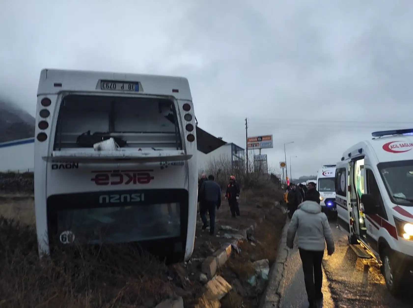 İşçi servisi takla attı: 1'i ağır 22 yaralı var