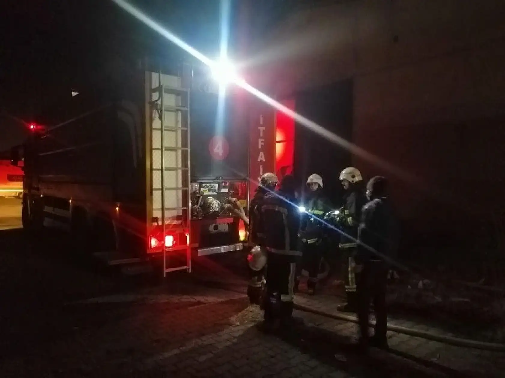 Mobilya ve elyaf fabrikasında yangın! Hasar büyük...