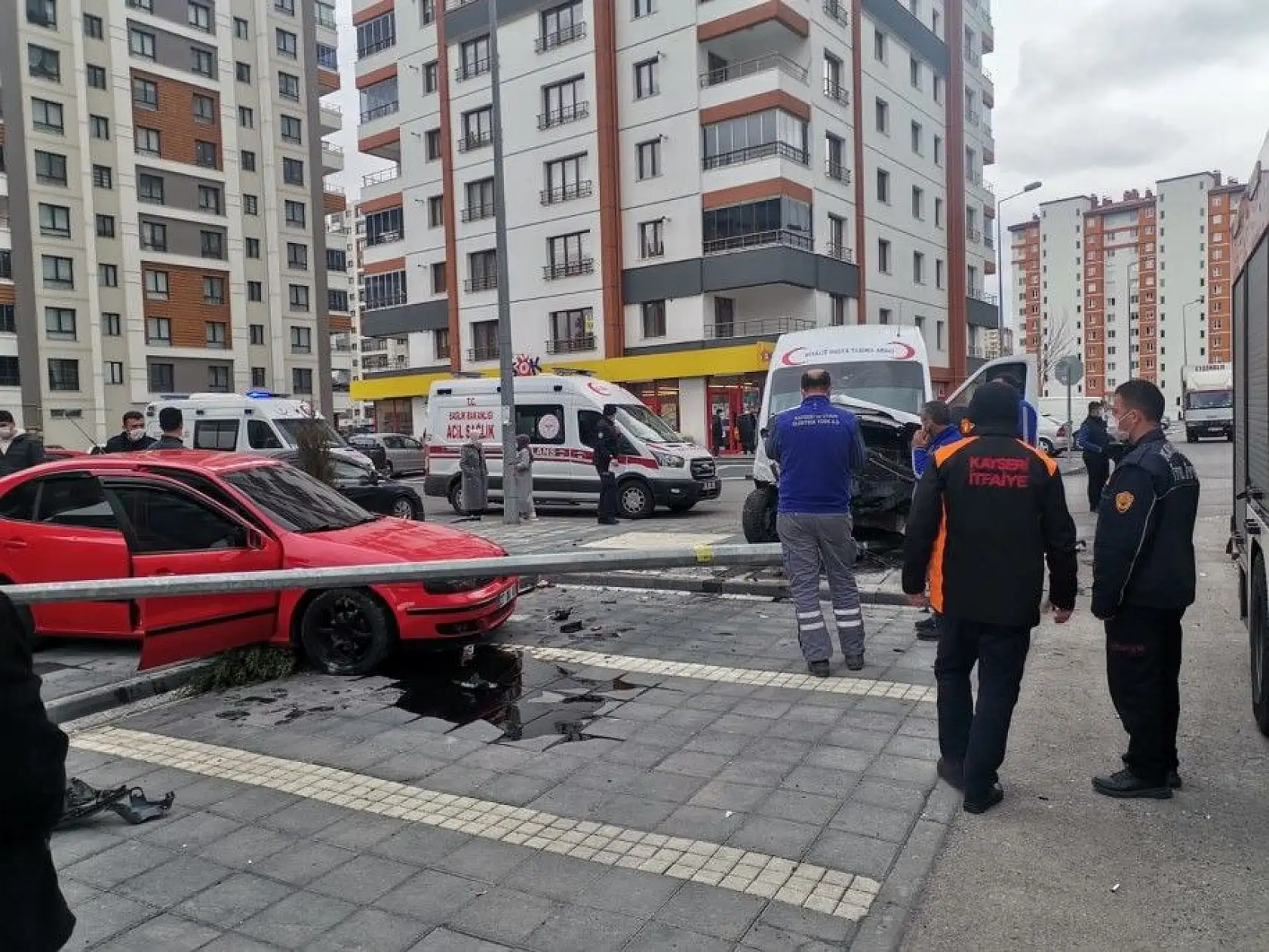 Diyaliz hastalarını taşıyan minibüs ile otomobil çarpıştı: 3 yaralı