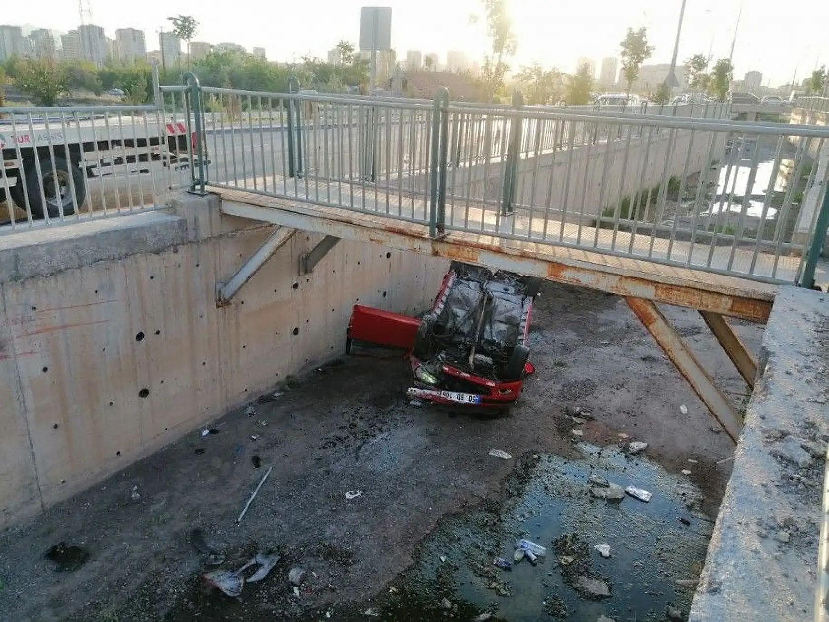 Otomobille kanala uçtular: 3 yaralı