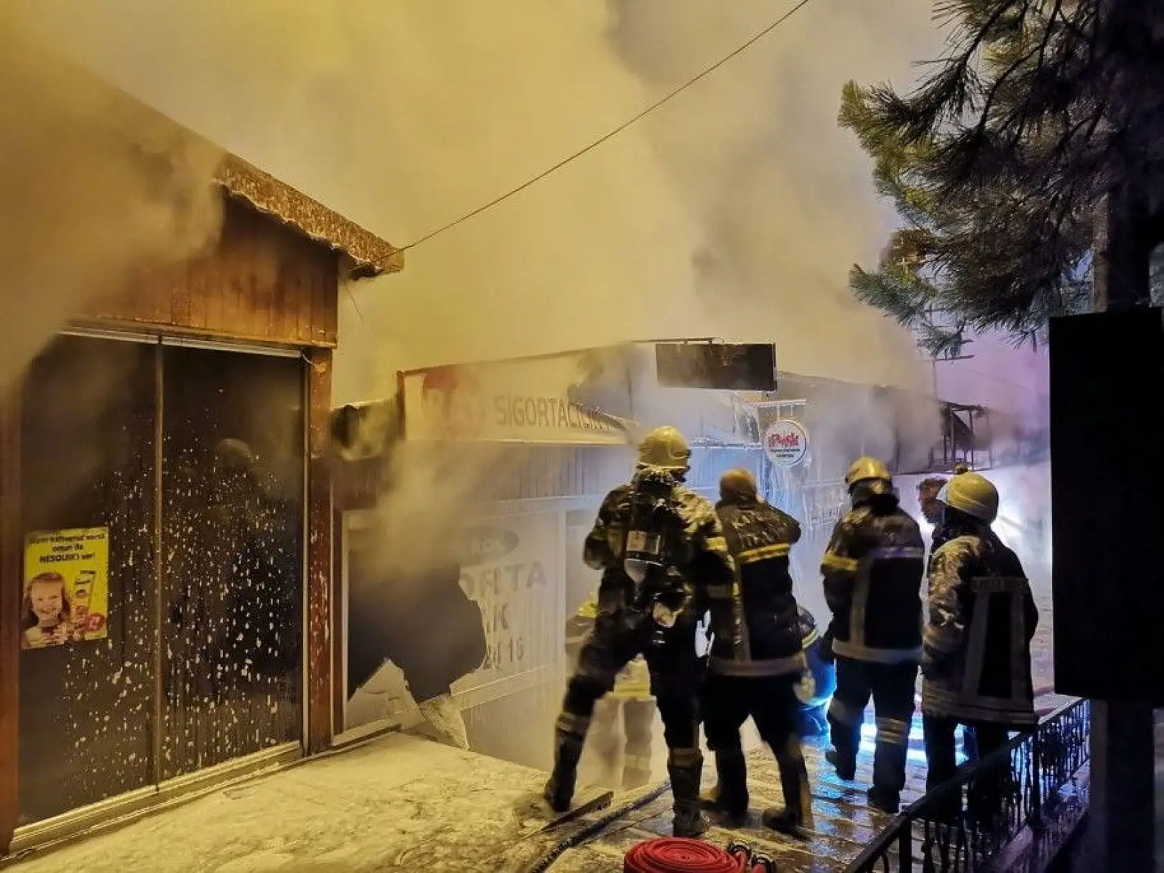 Kayseri'de yangın: 3 dükkan küle döndü