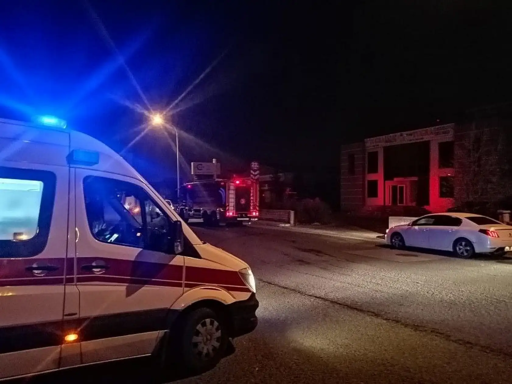 Mobilya ve elyaf fabrikasında yangın! Hasar büyük...