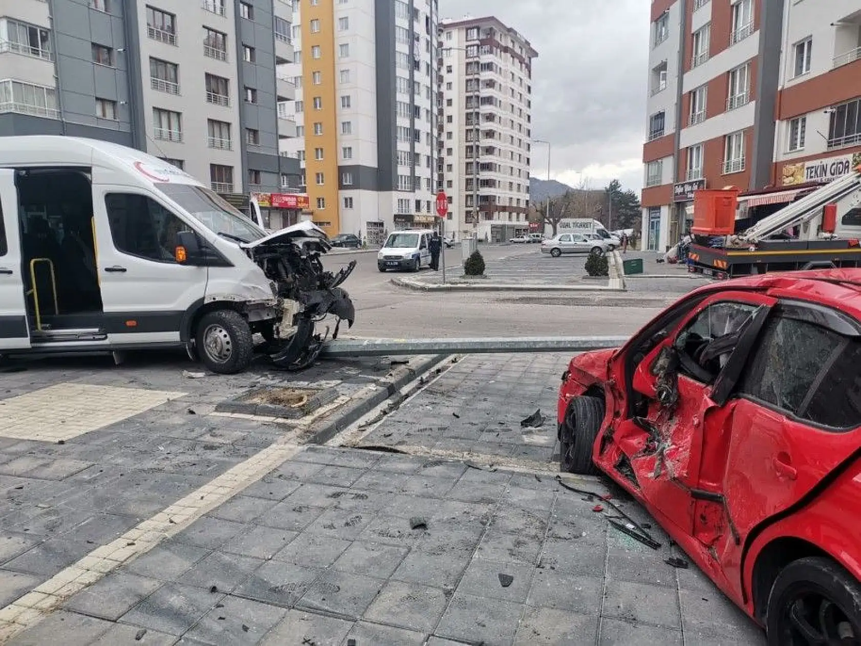 Diyaliz hastalarını taşıyan minibüs ile otomobil çarpıştı: 3 yaralı