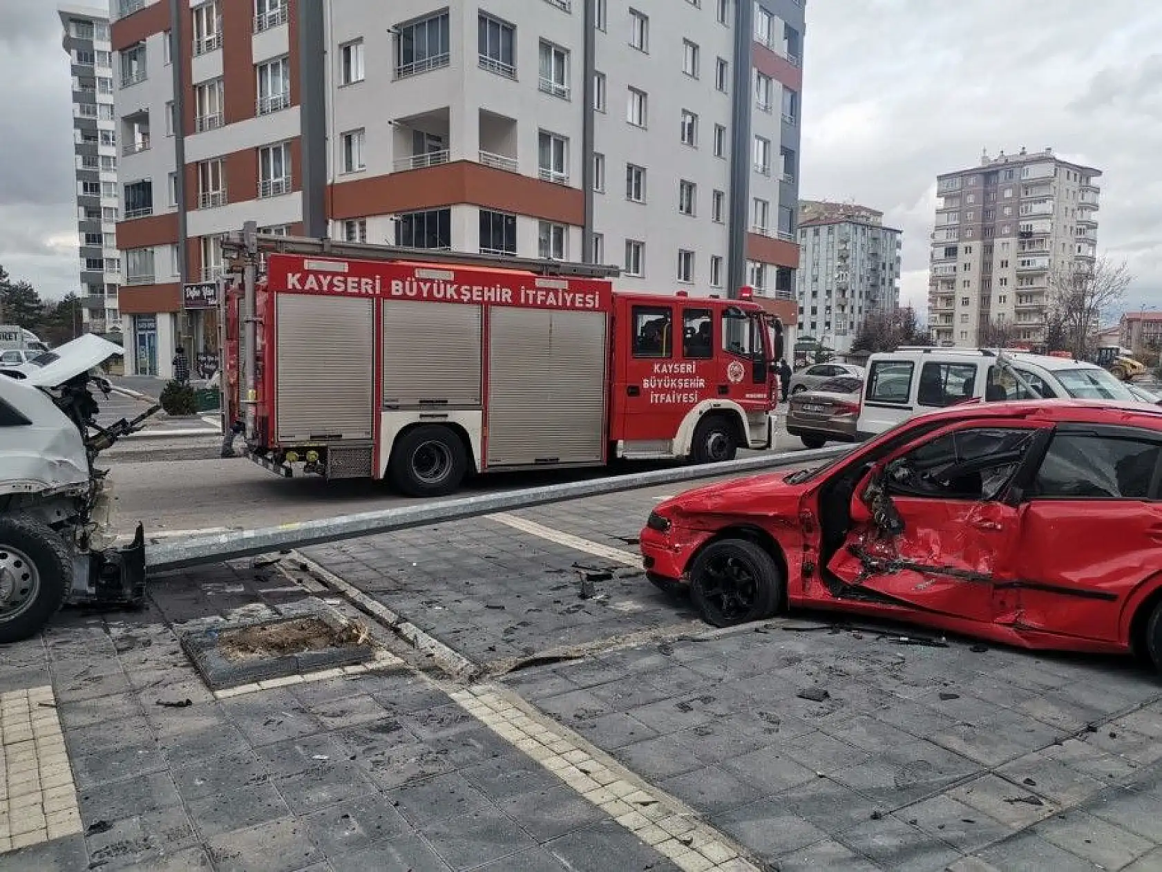 Diyaliz hastalarını taşıyan minibüs ile otomobil çarpıştı: 3 yaralı