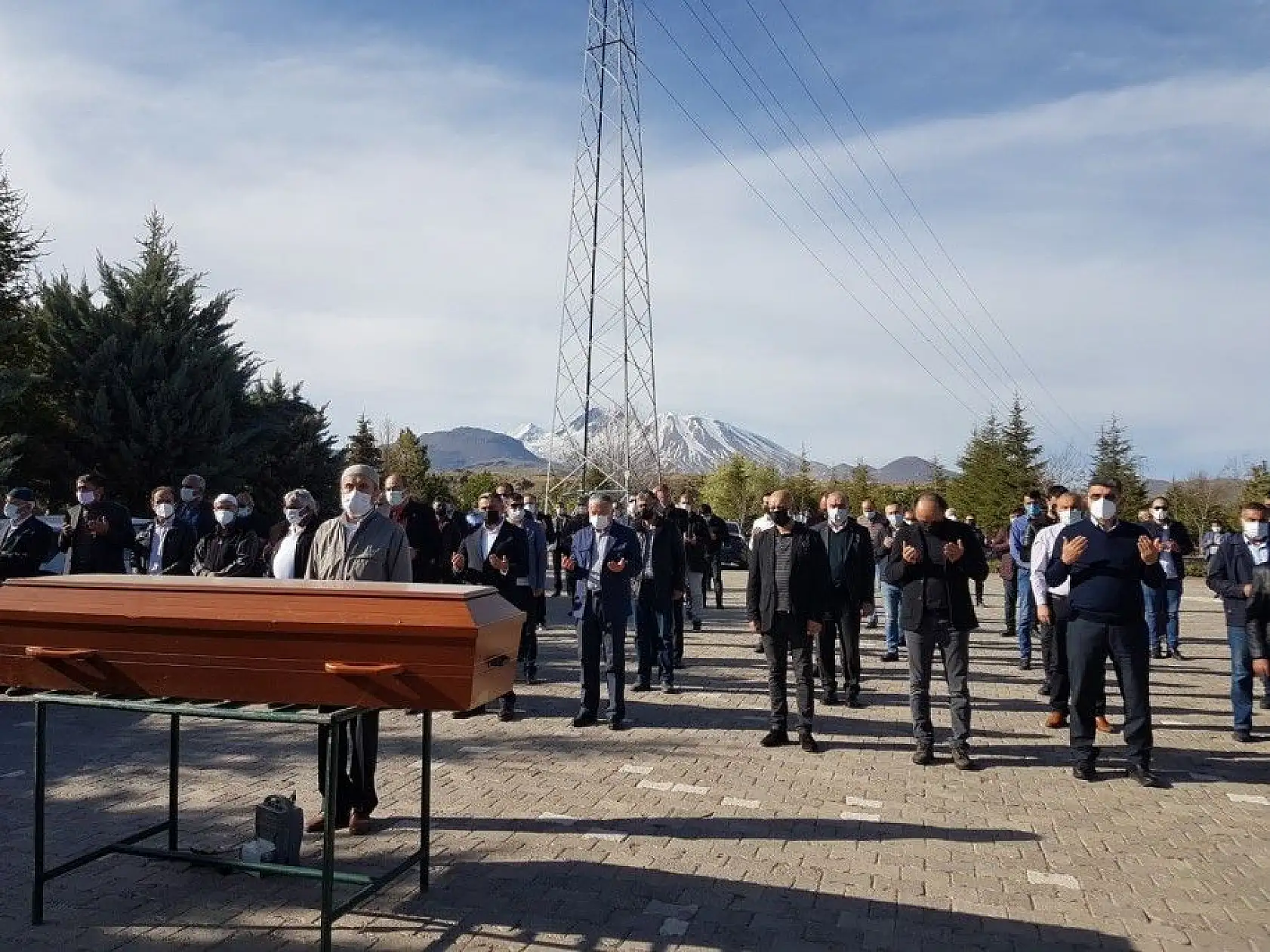 Anne Alkan son yolculuğuna uğurlandı