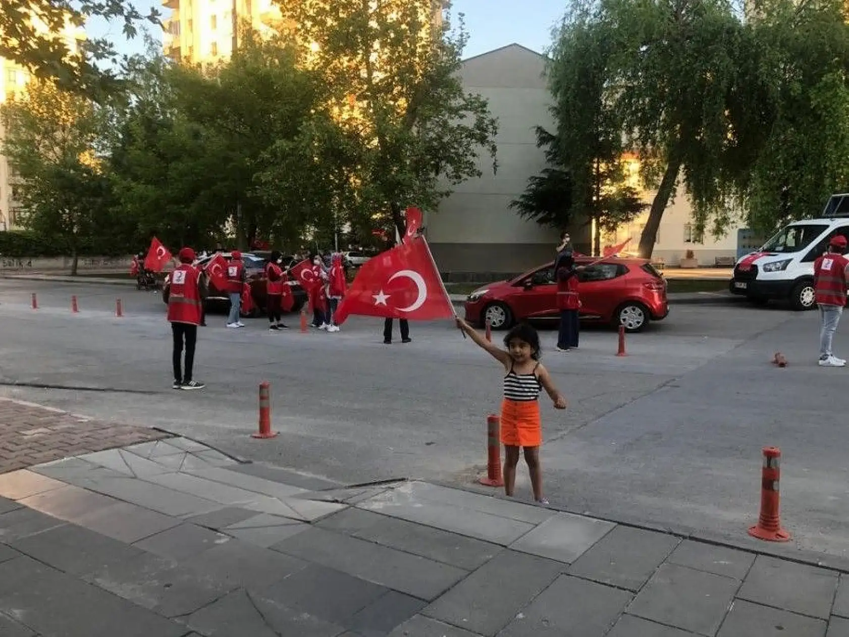 Vatandaş 7'den 70'e İstiklal Marşı okudu