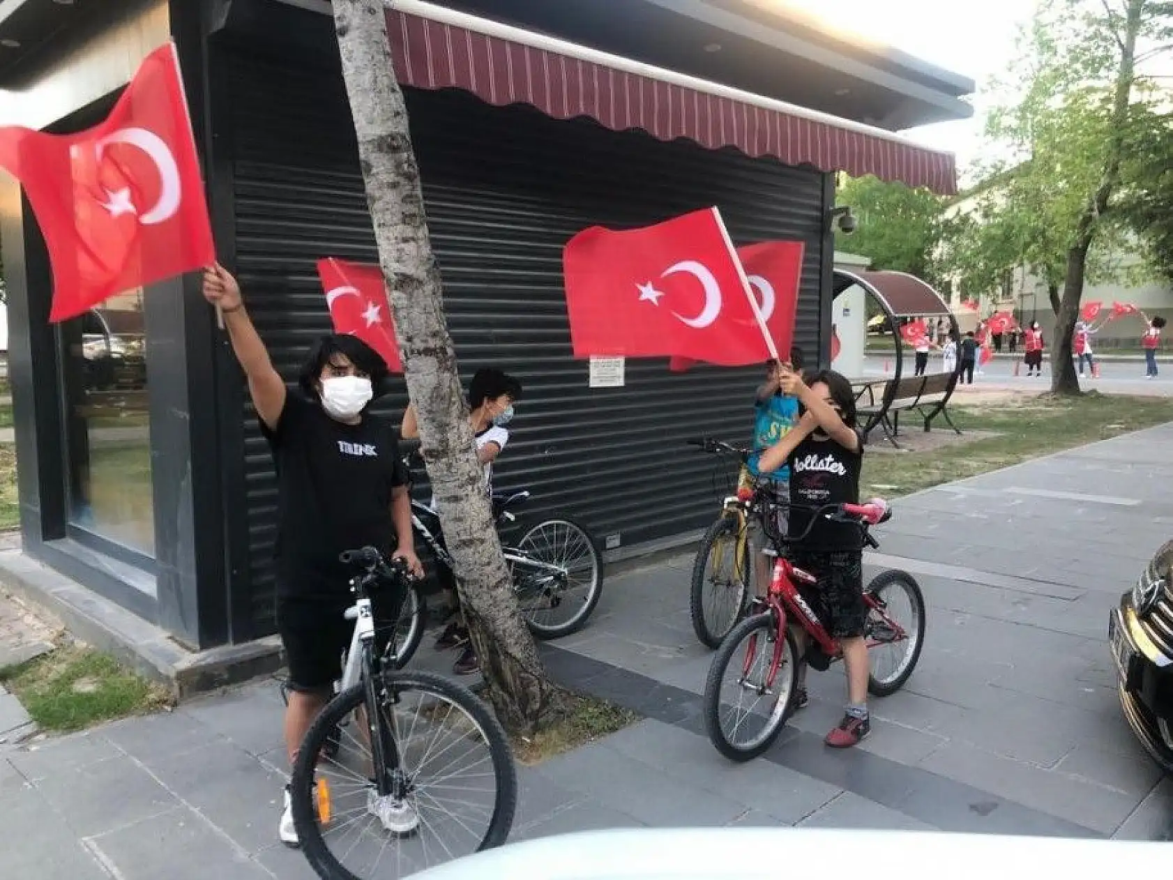 Vatandaş 7'den 70'e İstiklal Marşı okudu