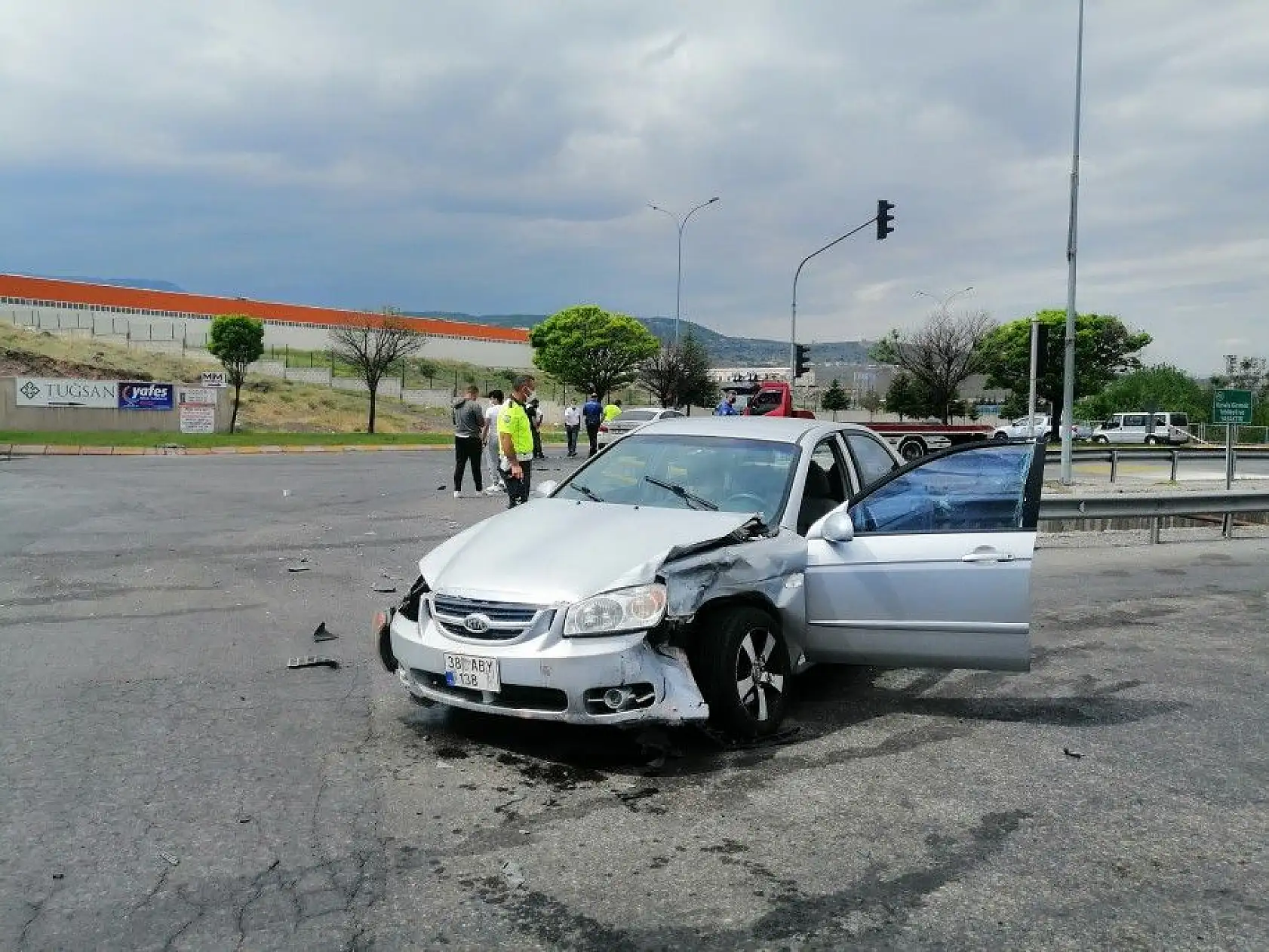 Otomobil 2 araca çarptı: 2 yaralı