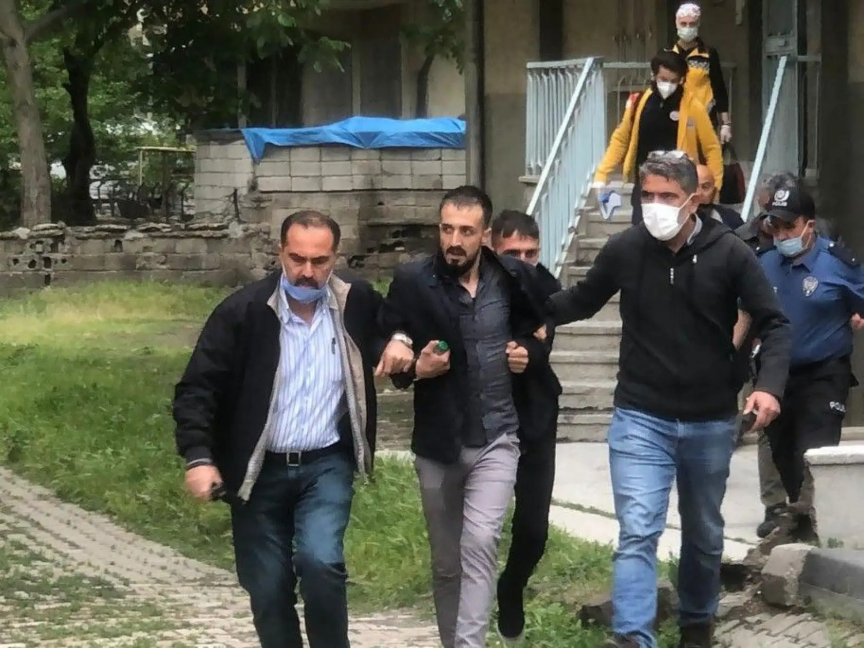 Kendini bıçakla eve kapattı