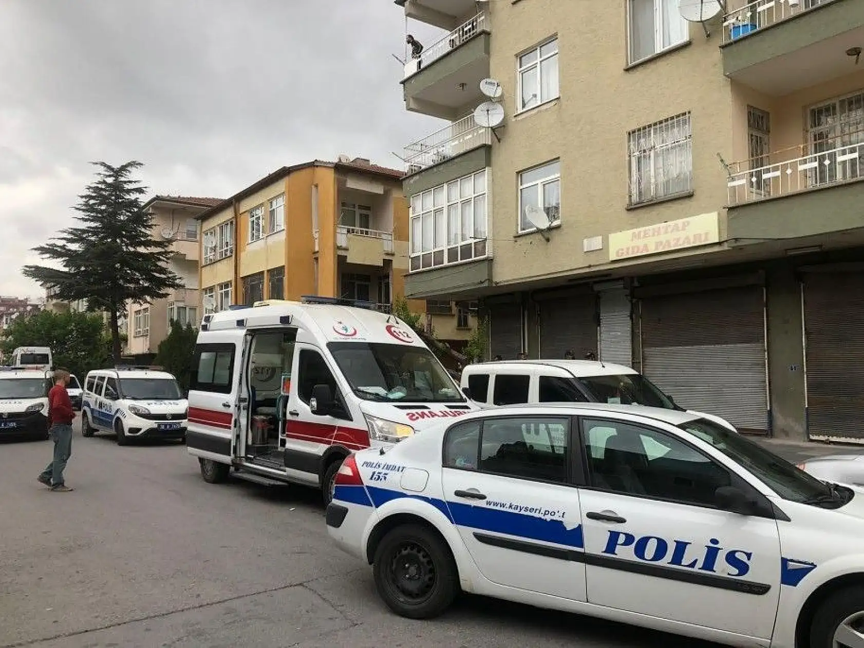 Kendini bıçakla eve kapattı