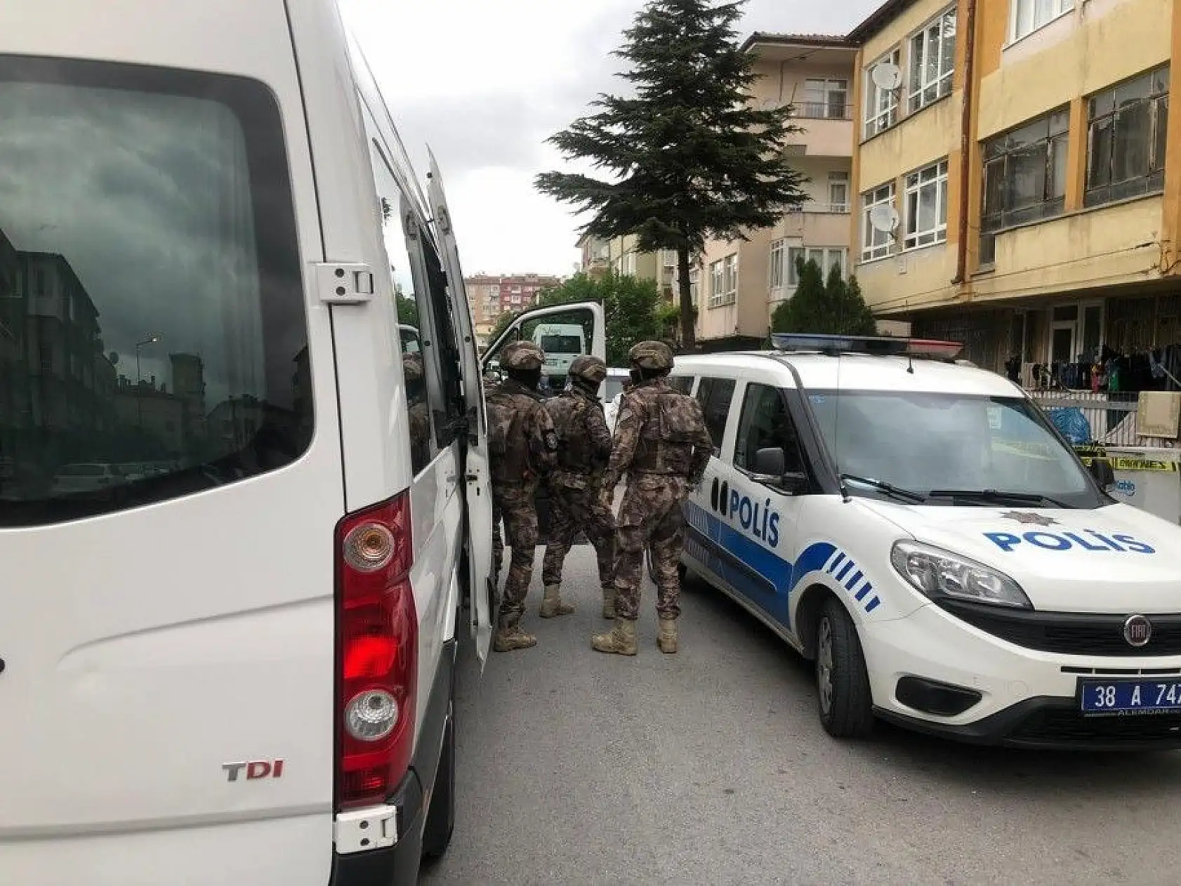 Kendini bıçakla eve kapattı