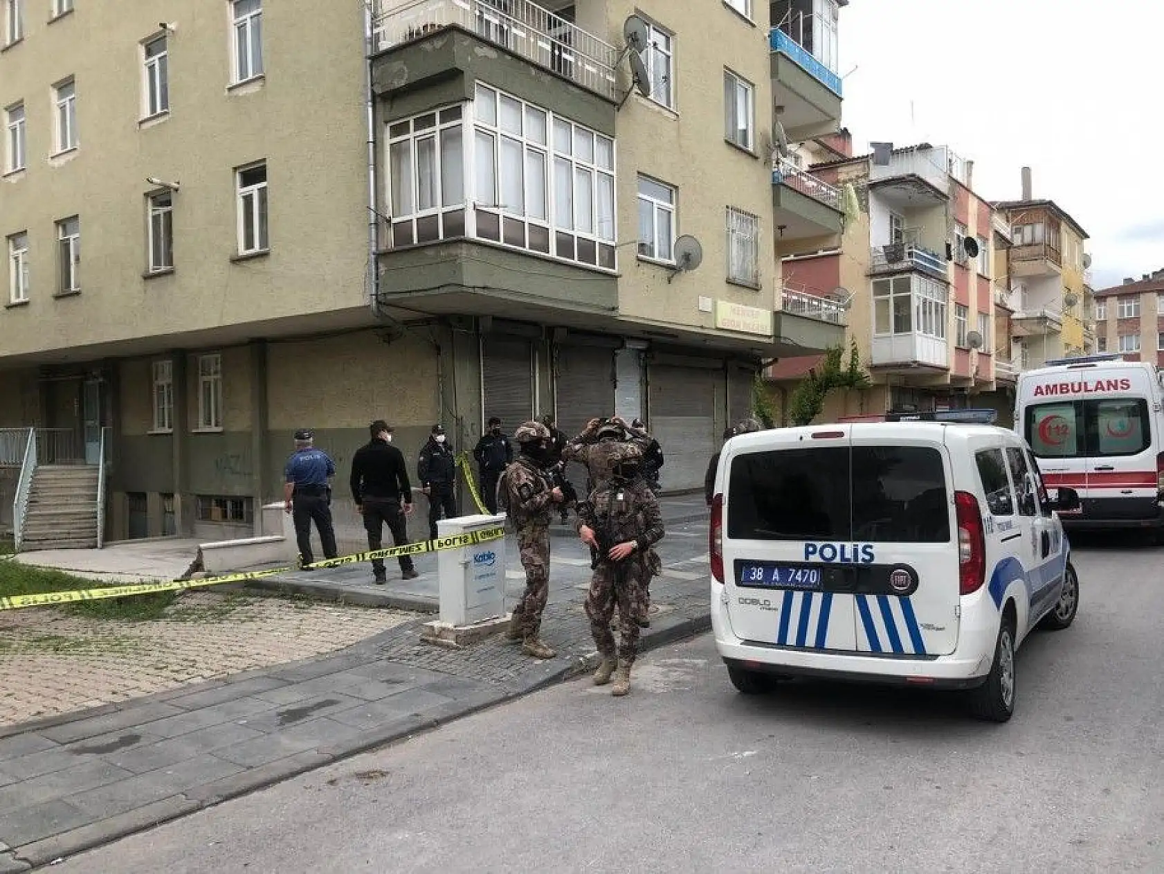 Kendini bıçakla eve kapattı