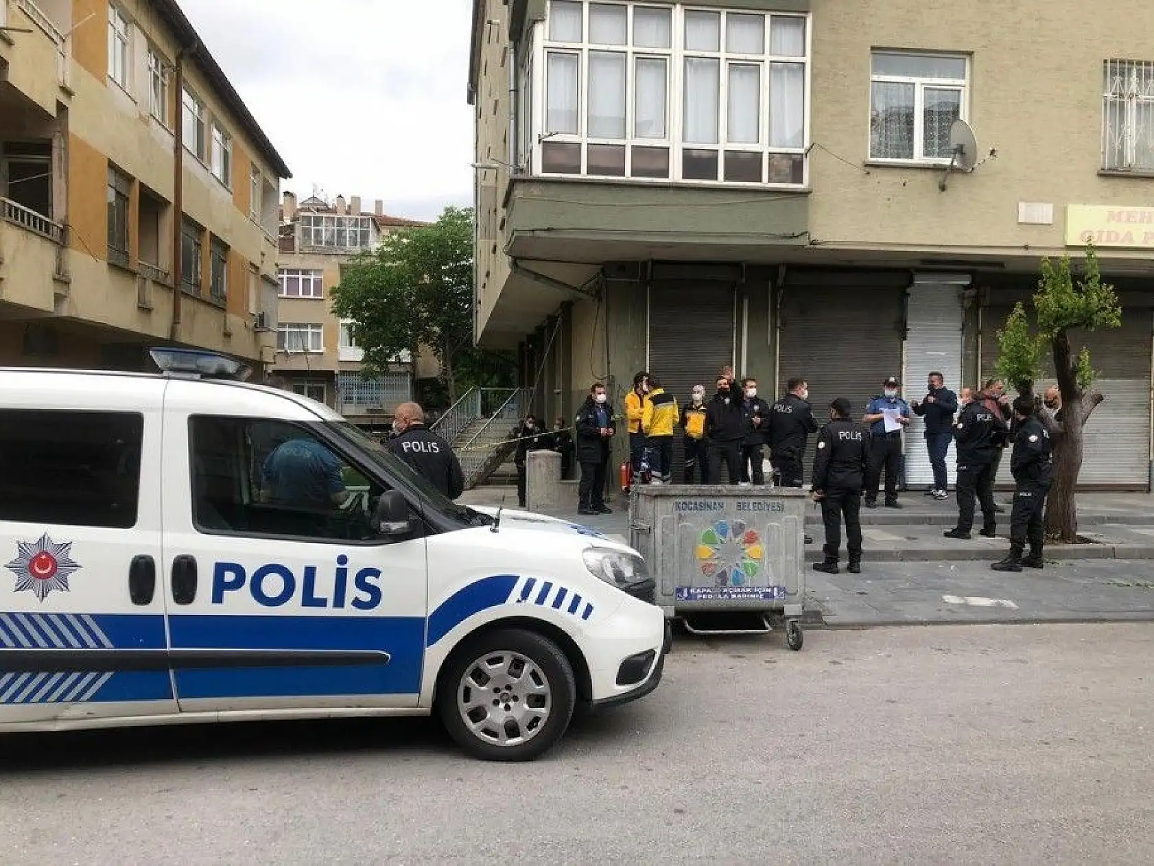 Kendini bıçakla eve kapattı