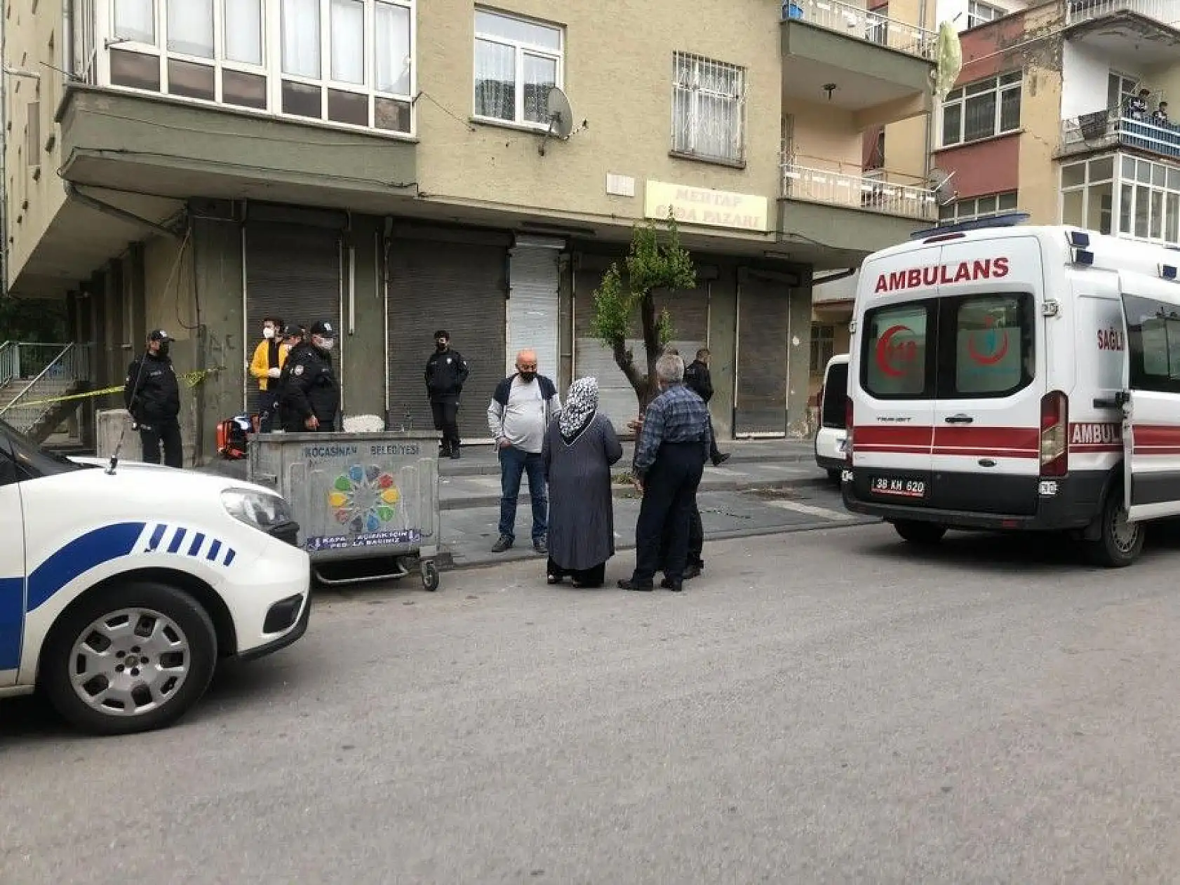 Kendini bıçakla eve kapattı