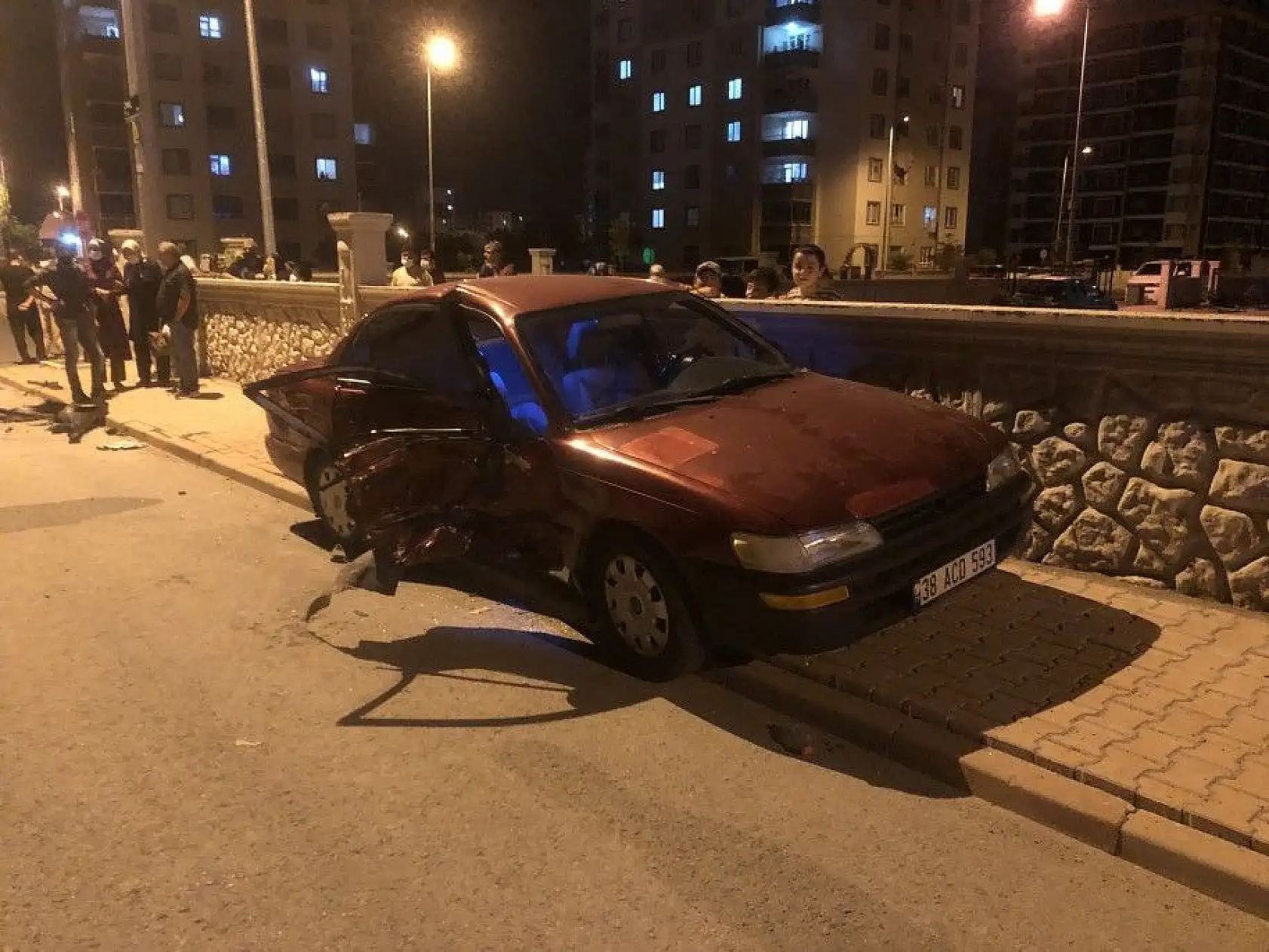 2 otomobile çarpıp kaçtı, kameralara  yakalandı