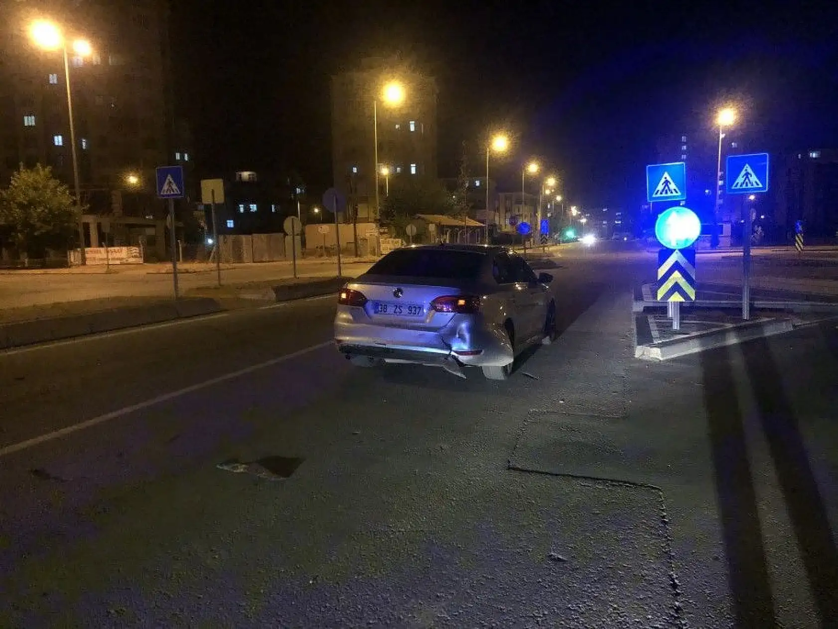 2 otomobile çarpıp kaçtı, kameralara  yakalandı