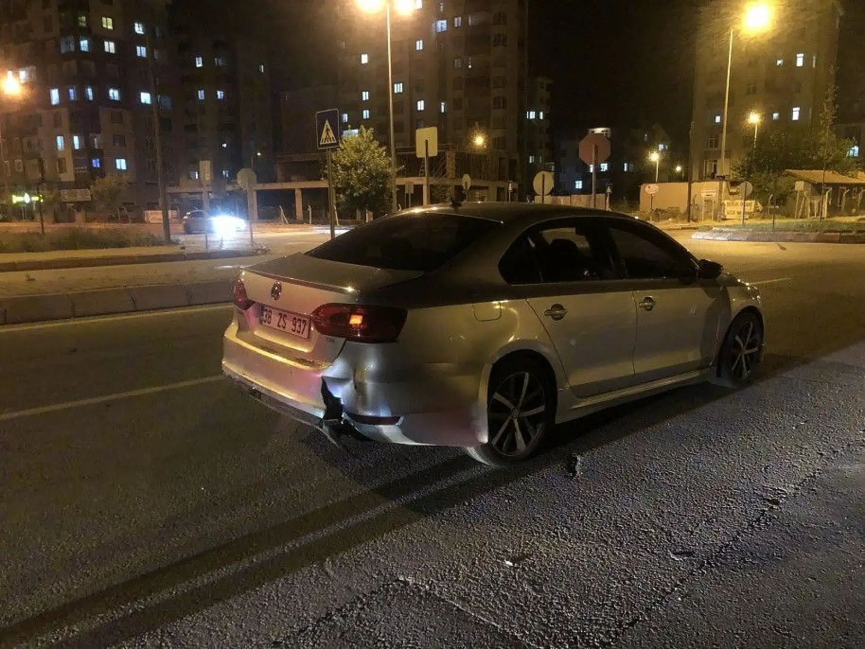 2 otomobile çarpıp kaçtı, kameralara  yakalandı