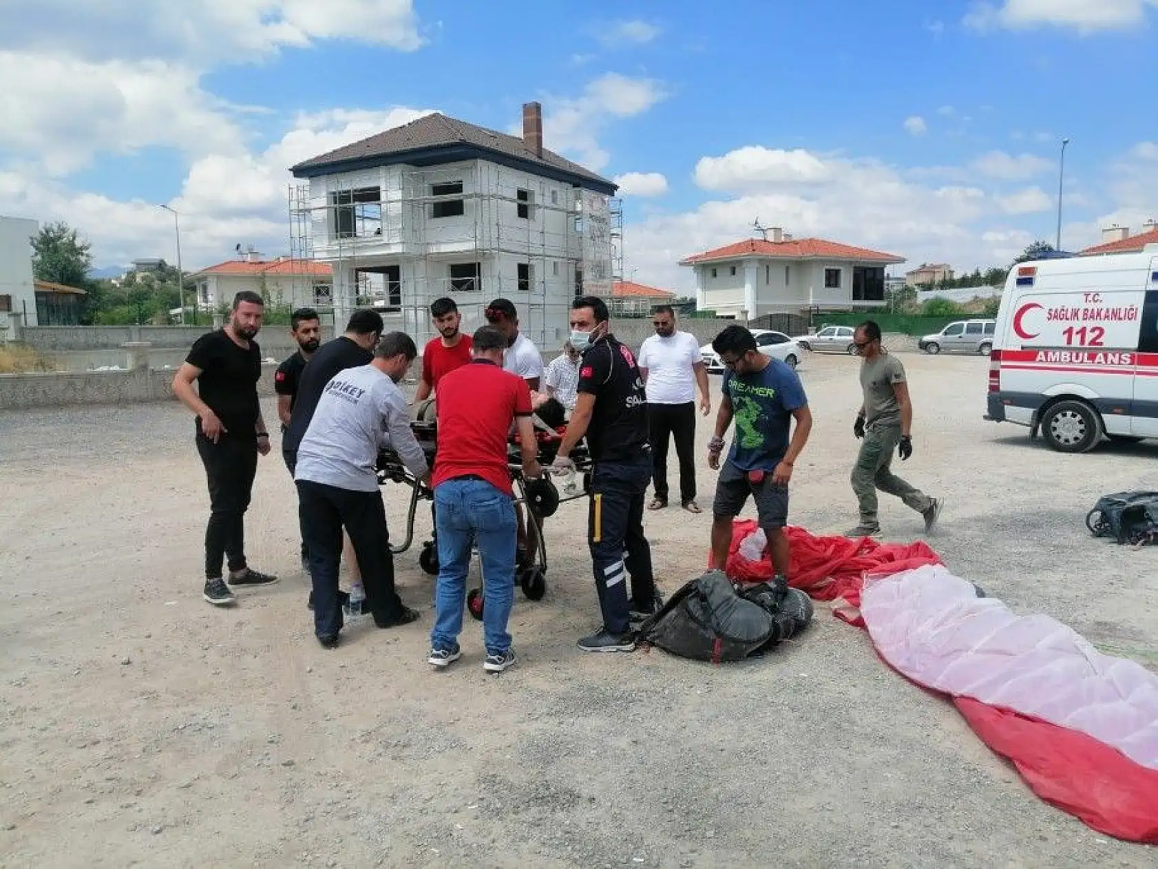 Flaş! Paraşüt yere çakıldı