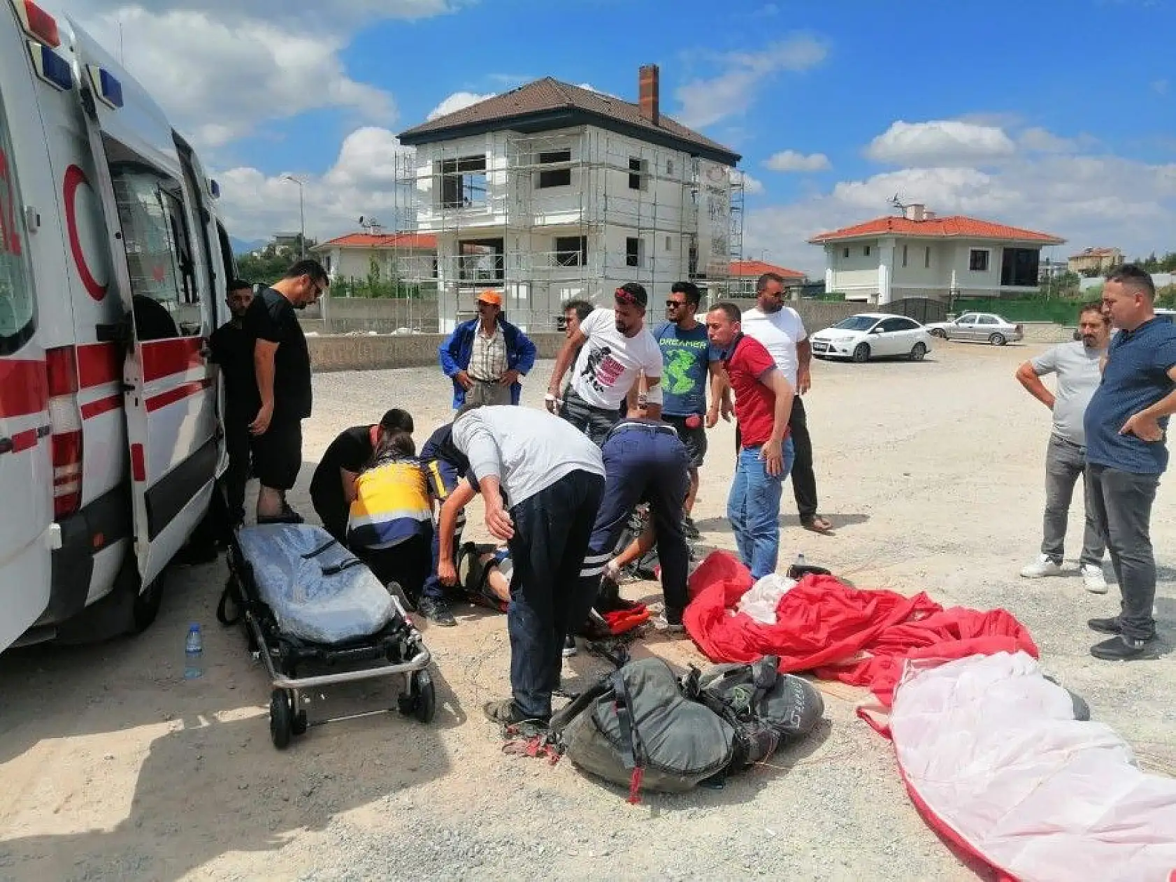 Flaş! Paraşüt yere çakıldı