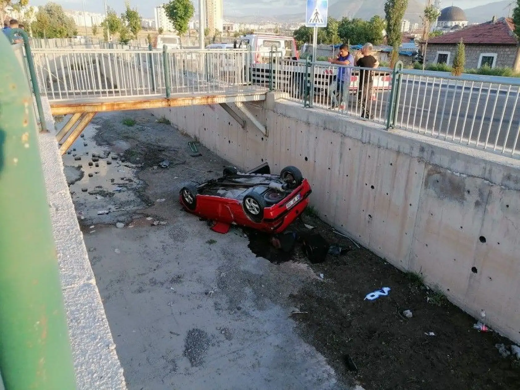 Otomobille kanala uçtular: 3 yaralı