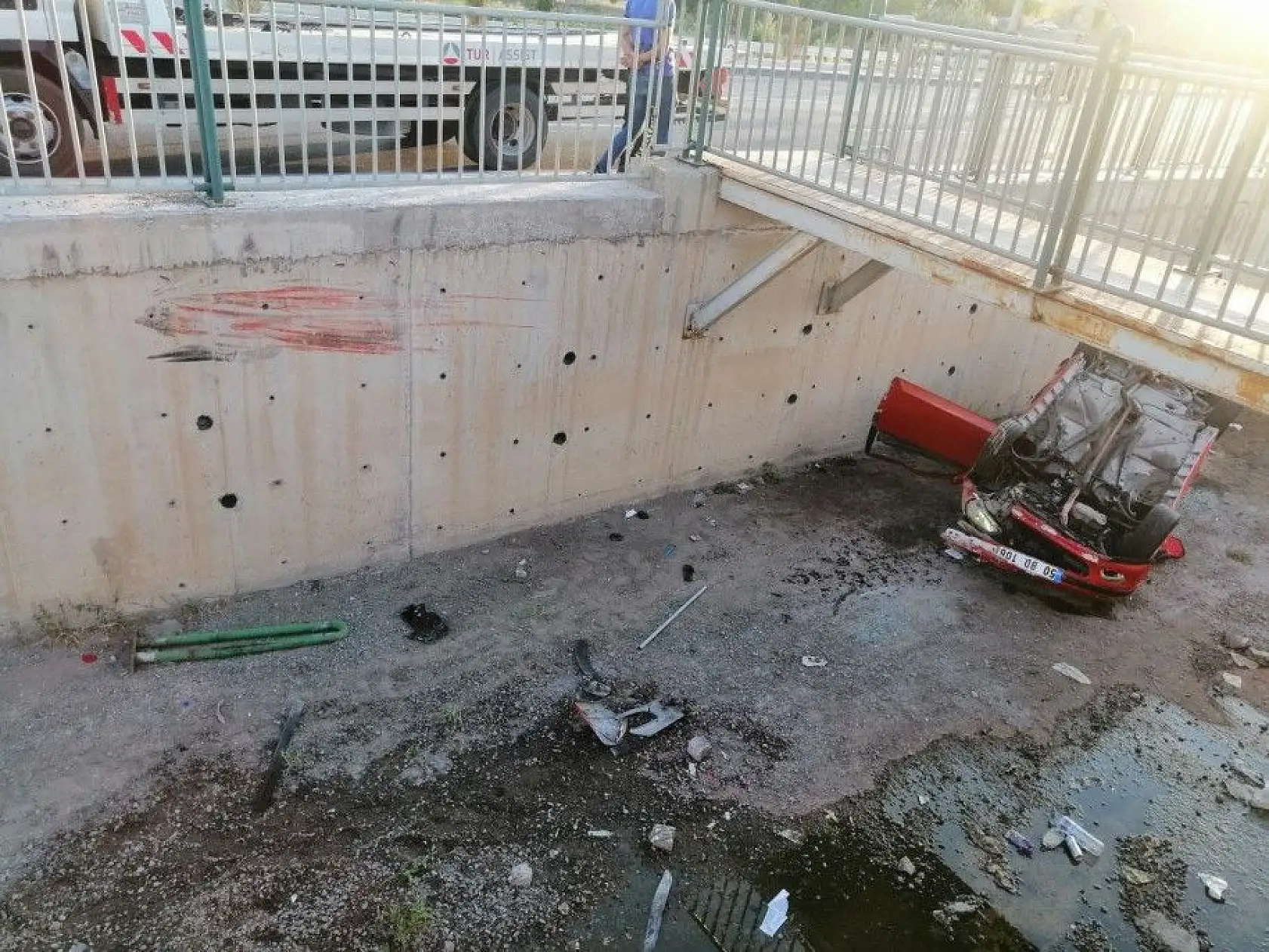 Otomobille kanala uçtular: 3 yaralı