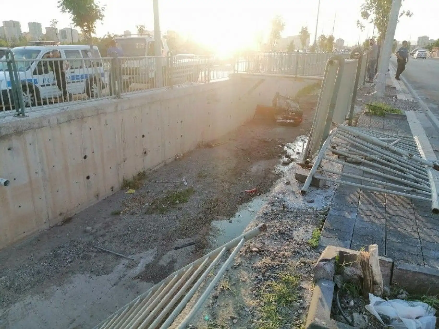 Otomobille kanala uçtular: 3 yaralı