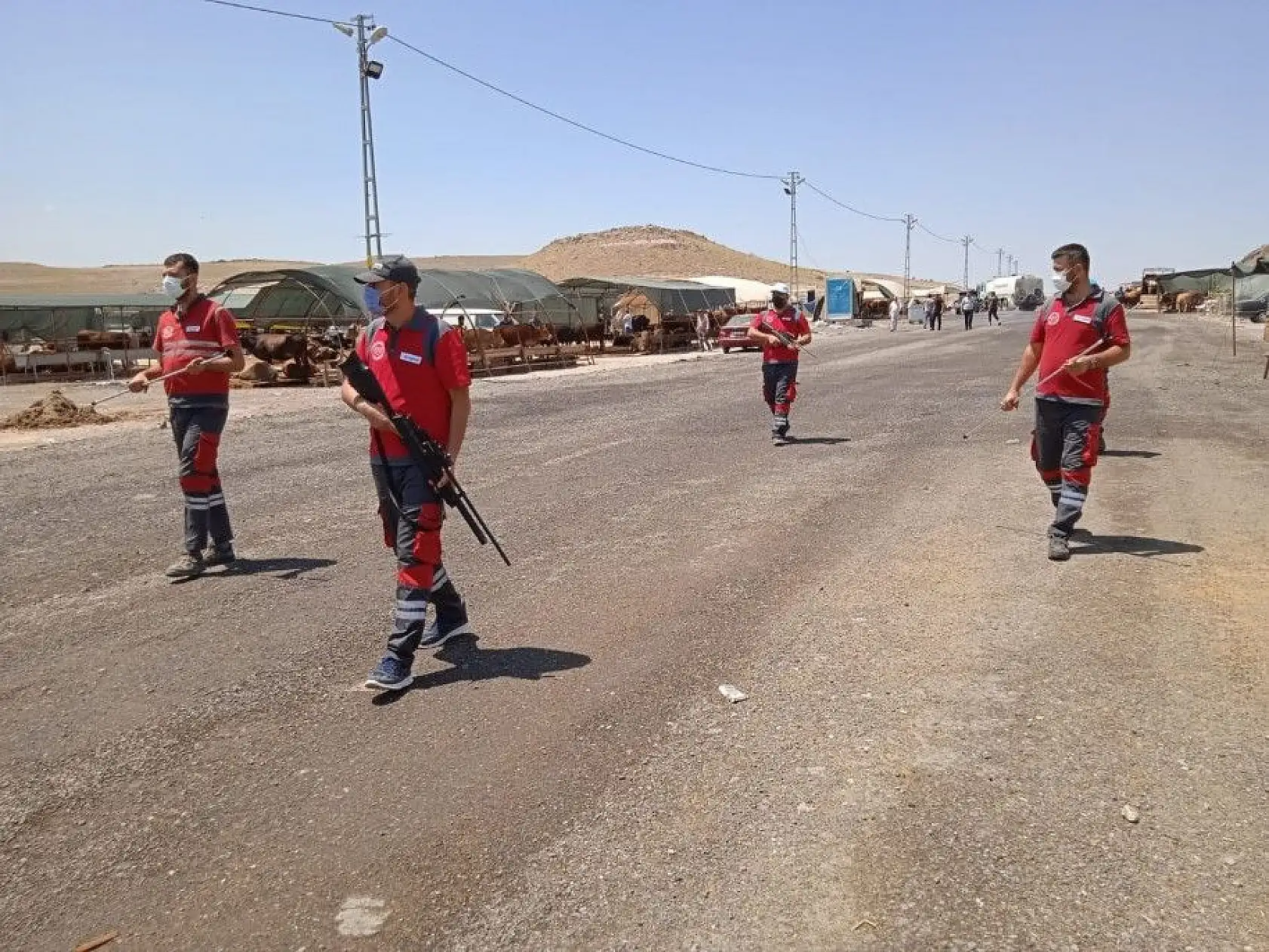 Havalı tüfek nöbet tutuyorlar