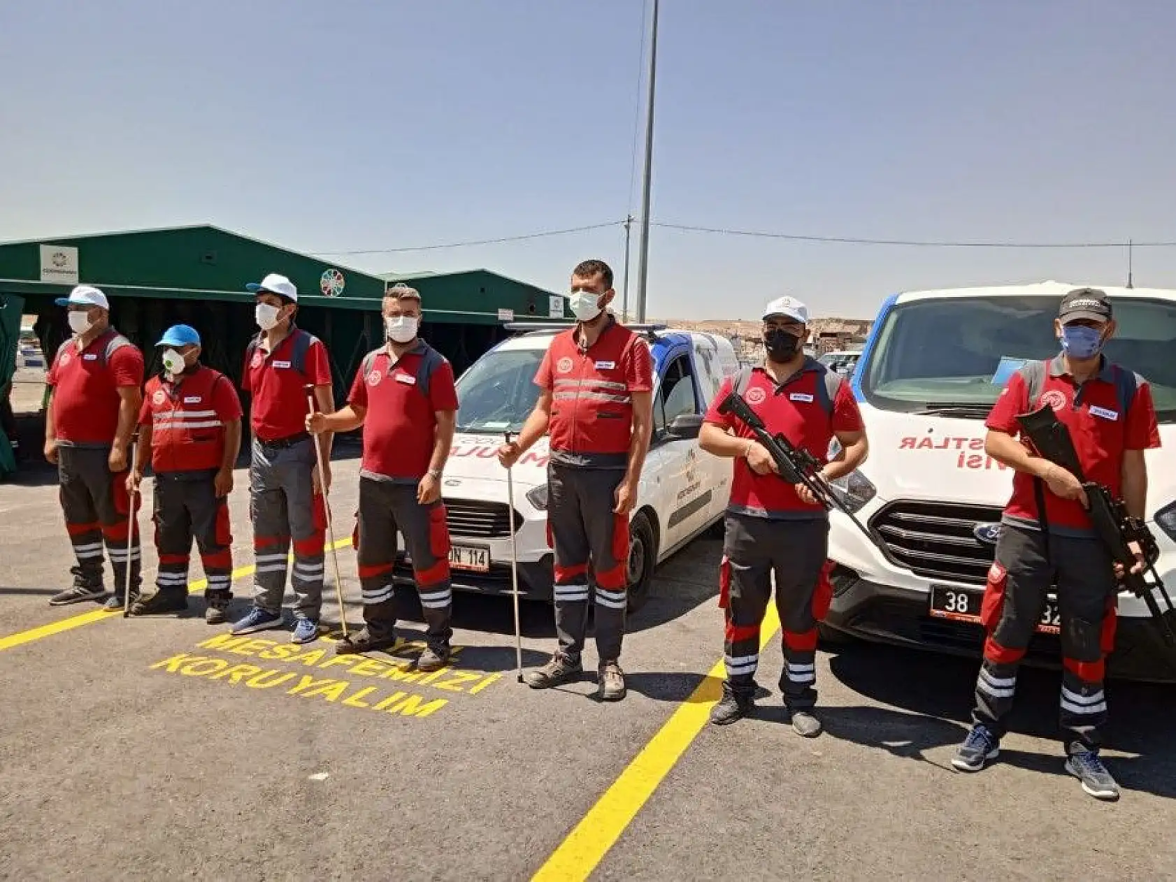 Havalı tüfek nöbet tutuyorlar