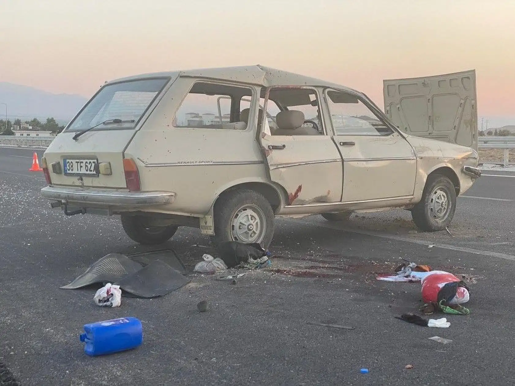 Otomobil şarampole devrildi! Ölü ve yaralılar var...